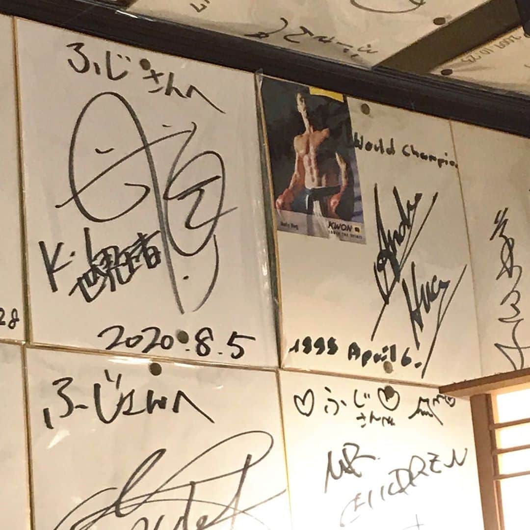武尊さんのインスタグラム写真 - (武尊Instagram)「憧れの人の隣に飾って頂きました。 会うことはもう出来ないけど こうやって同じ場所に巡り合わせてもらえて 特別な日になりました。感謝！ #1996年王者 #2020年王者」8月8日 0時16分 - k1takeru