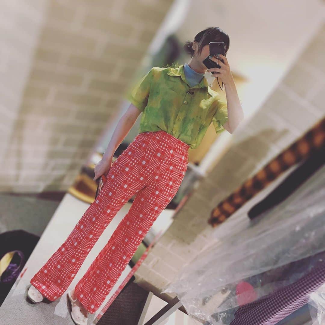 三田麻央さんのインスタグラム写真 - (三田麻央Instagram)「8月のトップ目とれるカナ？お衣装は夏らしく華やか🎉色味も形も等しく天才的に可愛い🤦‍♀️ #rrrvintage」8月8日 0時16分 - kyunmao_m99
