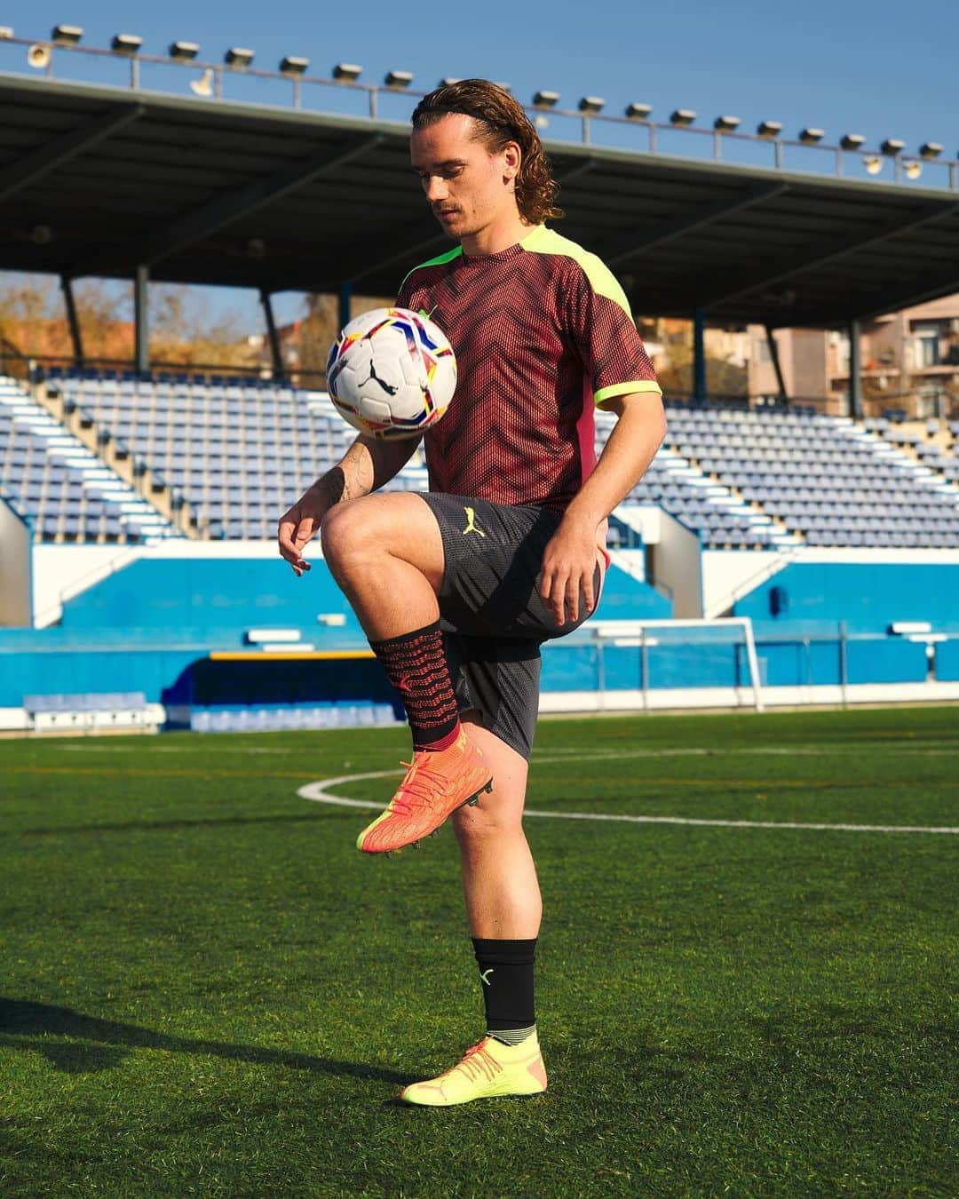 LFPさんのインスタグラム写真 - (LFPInstagram)「@antogriezmann loves Accelerate, the new @pumafootball ball for #LaLiga! 😍 • ¡Griezmann adora el nuevo balón de @pumafootball para #LaLiga llamado Accelerate! 😍 • #Griezmann #Puma #TheHeartofLaLiga #ElCorazóndeLaLiga」8月8日 0時17分 - laliga
