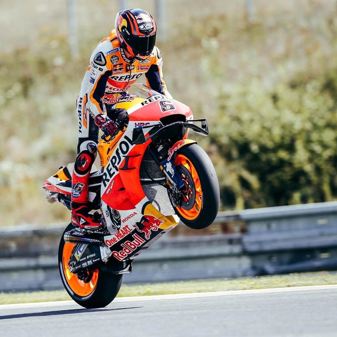 レプソル・ホンダのインスタグラム：「He may not have ridden since the Sepang Shakedown Test, but @stefanbradl6 can still wheelie with the best 🤙 ⠀⠀⠀⠀⠀⠀⠀⠀⠀ 🇨🇿 #CzechGP #MotoGP #SB6 #StefanBradl #Racing #Repsol #Honda #Racing #RepsolHonda #HRC #RC213V #ThePowerOfDreams #Racing #Motorcycle #Team #OneHeart #Wheelie」
