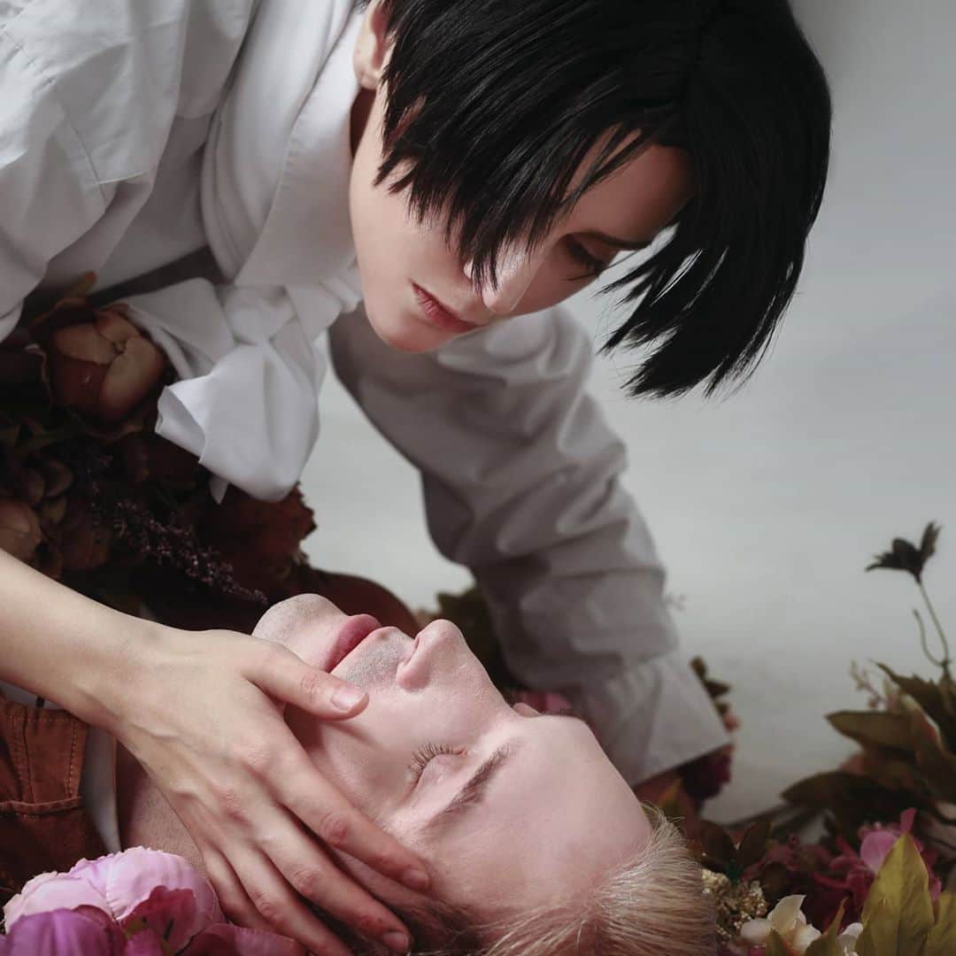 Gesha Petrovichのインスタグラム：「Old but gold 🌚🌝 With this pandemic im really miss my international friends and travels 😭 Time remember good times 😂😂 Shingeki no kyojin /SnK / 進撃の巨人 Me as Levi Ackerman Erwin Smith @bnaumovski Wig @geshacos More than 20 HD pics from this photoshoot already on my 🌚👇 P❤️treon.com/GeshaCos Ph @fokken__greed」