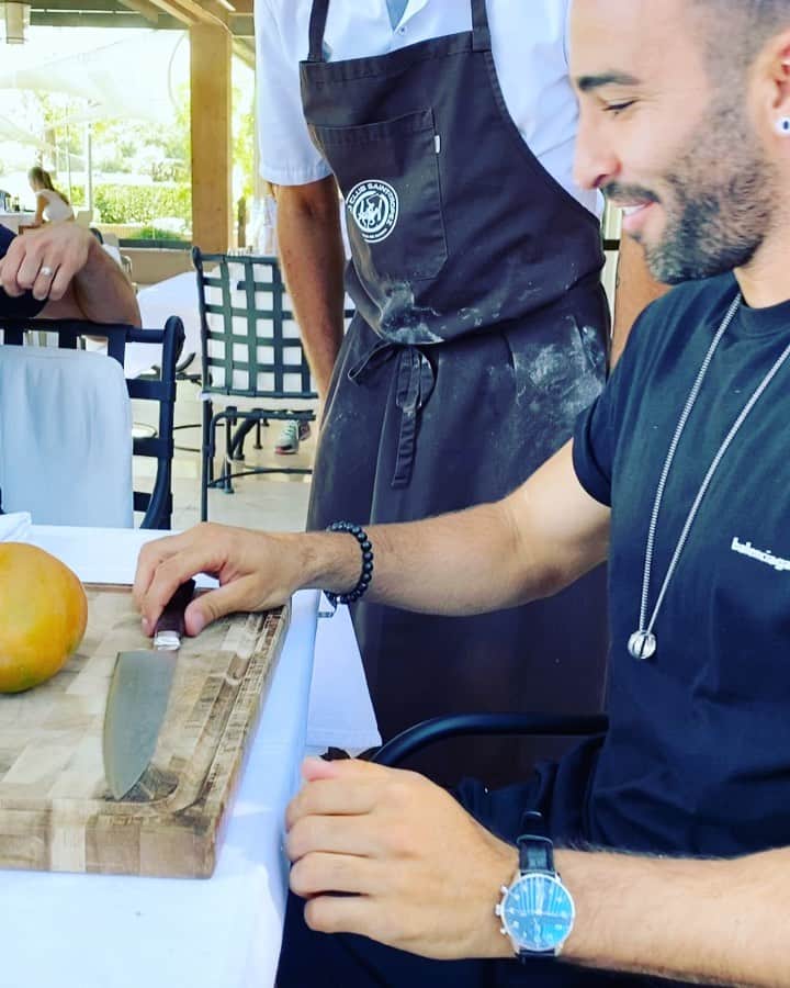 アディル・ラミのインスタグラム：「Petit message pour les mauvaises langues 👅... le saviez vous ? Bon week-end à tous #onlesauralesmechants 😊 La cinématographie by @julieb au @polosttropez 👏👏👏🙌🏽」