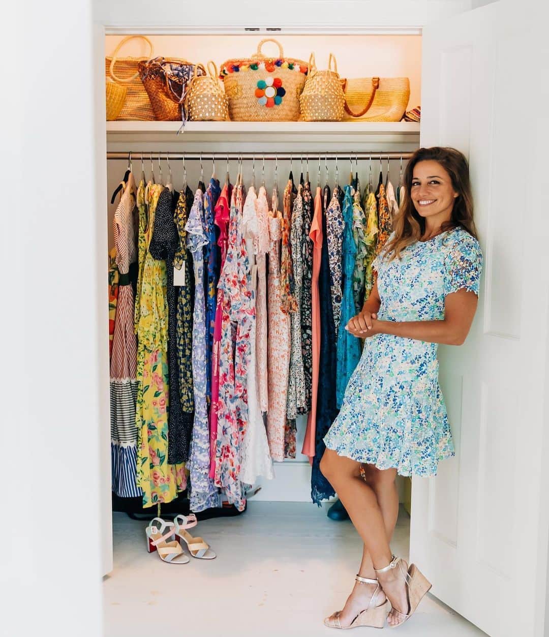 ショシャーナさんのインスタグラム写真 - (ショシャーナInstagram)「Walking into @shoshannagruss’ closet on @theselect7 today! It’s a sea of color and #Shoshanna dresses 💞Head to their site to find out her favorite basics and shop her closet! #shoshanna #theselect7 #onepersonsevendays #theselectguest」8月8日 0時25分 - shopshoshanna