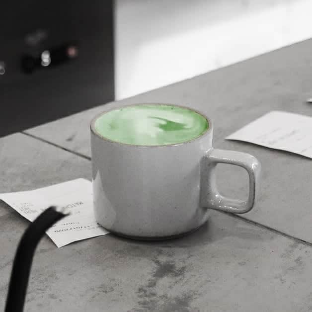 Matchæologist®さんのインスタグラム写真 - (Matchæologist®Instagram)「👋 Raise your hands if you’d like to wake up to this warm cup of #MatchaLatte! 🍵 We are absolutely in love with this gorgeous #MatchaRitual captured by the amazing @ttom.g  @hoc.telaviv! ✨ . Did you know that matcha contains caffeine (because life pretty much requires caffeine)? However, instead of the blast-and-crash experience of coffee, matcha provides a gentle boost 🍃, giving us a calm-alert effect that normally lasts for up to 5-6 hours. 😇 . We’d love to know how you fit your #MatchaRitual into your daily life! Let us know in the comments below! 🙏 . 👉 Click the link in our bio @Matchaeologist . Matchæologist® #Matchaeologist Matchaeologist.com」8月8日 0時27分 - matchaeologist