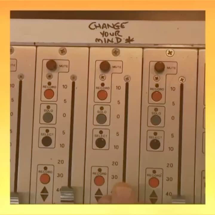 マシュー・カマのインスタグラム：「Keith Urban put a new tune out today I co-wrote and co-produced called “Change Your Mind”. Shout out Splice country pack and Ibanez banjo! Really though - he’s the best guy and so stoked we got to eat Zankou chicken and work on this together. Scope it on your streaming vibes. Go team @frannybabycakes」