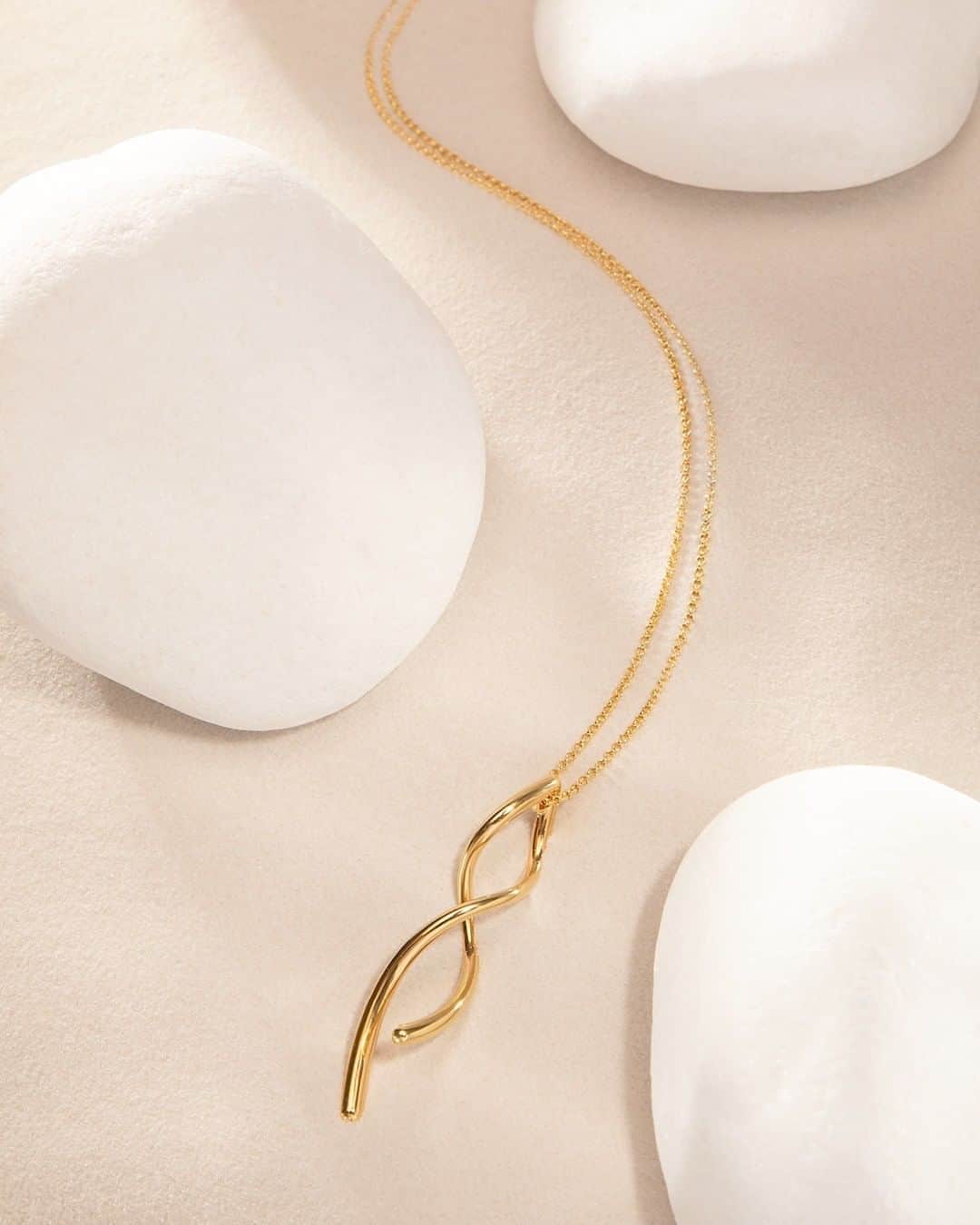 フォリフォリさんのインスタグラム写真 - (フォリフォリInstagram)「Fluidity necklace is the ultimate summer essential. Discover it now in-store and online.   #follifollie #jewellery #newcollection #fluidity #summervibes #jewelleryoftheday #jewelleryofinstagram」8月8日 0時30分 - follifollie