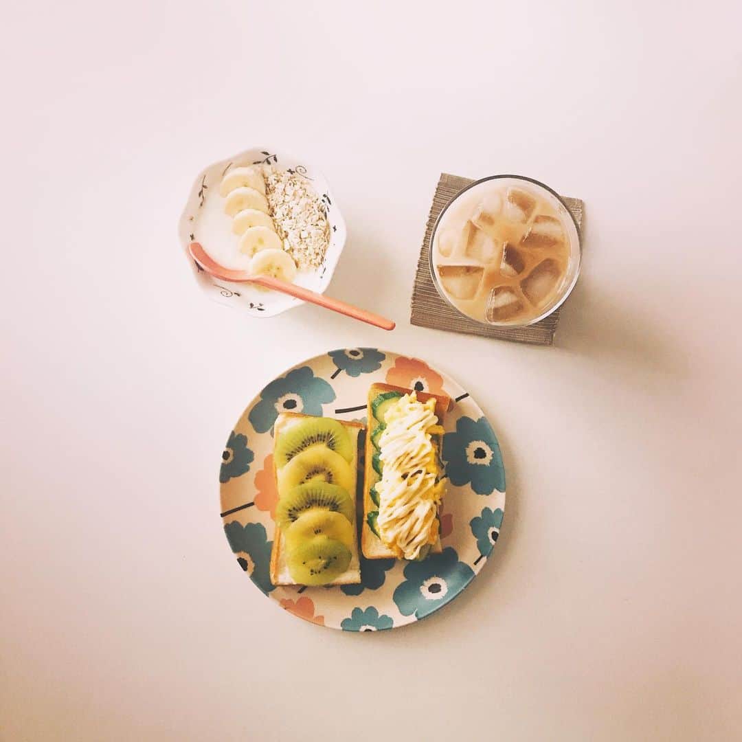 森由月さんのインスタグラム写真 - (森由月Instagram)「・ 💚💛 💚💛 💚💛 💚💛 💚💛 久しぶりにゆっくり朝ごはん。 *スクランブルエッグ+胡瓜+マヨネーズのトースト *キウイ+クリームチーズのトースト *ヨーグルト+バナナ+オートミール *キャラメルカフェオレ ・ 今日は夏っぽく黄色と緑でいきました。 ツートンキウイかわいい💚💛 どんどん暑くなってきて食欲も落ちる季節。 目からも元気もらって乗り越えましょー🥝 ＊ ＊ ＊ #おうちごはん #朝ごぱん #おうちモーニング #トーストアレンジ #キャラメルカフェオレ #ヨーグルト #おうちカフェ #2色トースト #クッキングラム #暮らし #フーディーテーブル #あさごはん記録 #食パン好きな人と繋がりたい #トーストレシピ #フォロー歓迎 #wキウイ #キウイトースト #マヨたまトースト #ツートンキウイ  #morning #breakfast #toast #coffee #foodstagram #tasty #yogurt #instafood #foodie #flatlayout #kiwi」8月7日 15時32分 - mori_yutsuki