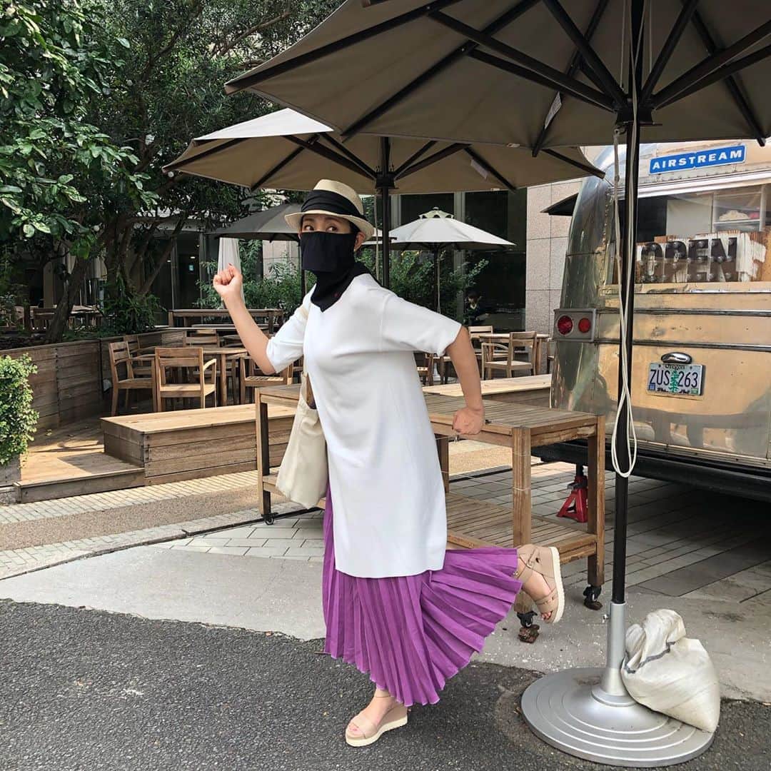 田中美里のインスタグラム：「ニューファッション。  #白も持ってる #口元を触らないために #UVも98パーセント #怪しさは100パーセント」