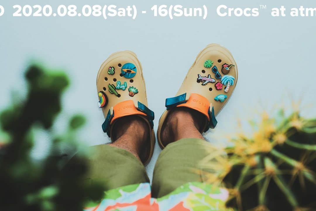 クロックス（crocs）さんのインスタグラム写真 - (クロックス（crocs）Instagram)「日本のスニーカーカルチャーを牽引し続けるスニーカーショップショップアトモスにてクロックスのポップアップストア『Crocs™ at atmos TO-KYO-TO』を期間限定オープン。クロックスを代表するClassic Clog（クラシック クロッグ）やファッションシーンにおいて市民権を得つつあるClassic Bae Clog（クラシック ベイ クロッグ）を中心としたラインナップに、当時フットウェアパーソナライゼーションの先駆けとして一世を風靡Jibbitz™(ジビッツ)が史上最大規模で登場します。東京ユースカルチャーの中心地原宿と、昨今多くのブランドが軒並みショップをオープンし温故知新とも呼べる独自のカルチャーを再構築する京都の2店舗で開催します。   #atmos #atmospink #Crocs #Tokyo #Kyoto #ComeAsYouAre #Classic #Clog #Jibbitz #アトモス #アトモスピンク #クラシック #クロッグ #ジビッツ」8月7日 15時36分 - crocsjp