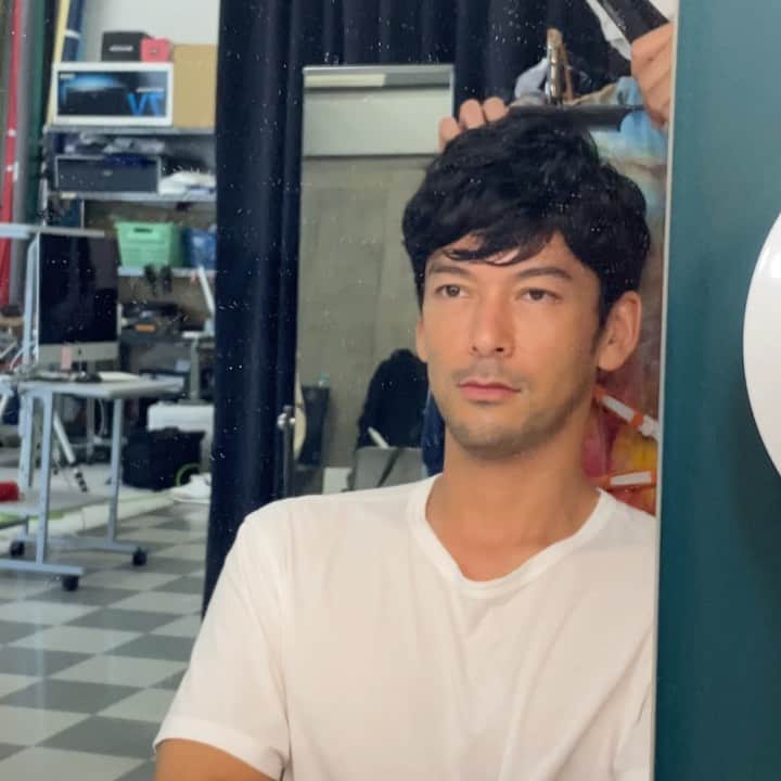 久保田裕之のインスタグラム：「眠くなると、顔がもっと濃くなるんです⁉️ ロケで冬物を通り越して春物の撮影中… 暑過ぎてテンションおかしくなってます🤣 あちーっすね💦 #純日本人#埼玉出身 #撮影#顔芸#最後のパクパク顔 #頑張って行きましょ#冬に夏服#夏に冬服#どちらがつらいか#悩みますが#今日#答えが出ました」