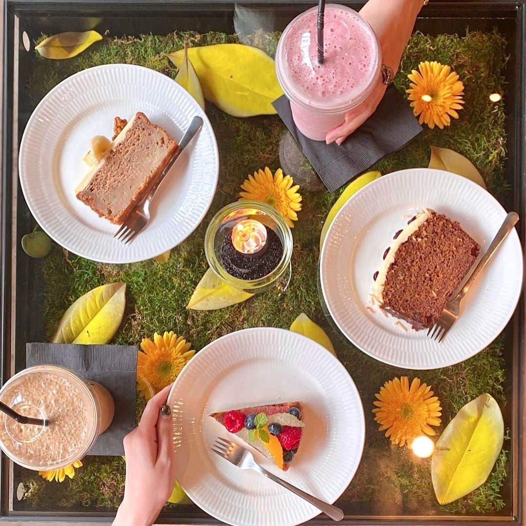 長江里加さんのインスタグラム写真 - (長江里加Instagram)「🌸🌼🌷💐🌹🌺🌻 ・ びゅーてぃふぉー！ なカフェをフォロワーさんに教えていただきました🥰🙏 ありがとうございます♫ ・ 店内もテーブルもお花だらけ空間で、 入った瞬間にテンション爆上げ！！ とっても綺麗で癒される幸せ空間ですよこれは。 目がずっと😍になっちゃうよ。 ・ ケーキもすっごく美味しかった！！ なんだかね、自然の食材をあまり手を加えずにありのままの美味しさが引き出されたような味がした…。 これは｛バナナケーキ、キャロットケーキ、フルーツタルト｝です！ ・ スムージーもすごく美味しくて、ずっと目見開いて飲んでた。 拡声器で「みなさん〜！ここのケーキとスムージー美味しいですね〜！？！？」 って教えたい気持ちになりました。 ・ 真上から写真撮るのすっごく難しかったけど、 頑張って短い腕を伸ばして主流に沿ってみました😉✨ 検索してみると、テーブルのお花は変わるらしいね！ サンドイッチ系もあったからまた季節変えて行こう〜っと🕺 ・ #表参道 #表参道カフェ #表参道グルメ #青山一丁目 #青山一丁目カフェ #青山一丁目グルメ #外苑前 #外苑前カフェ #外苑前グルメ」8月7日 15時44分 - o_rikachi_o