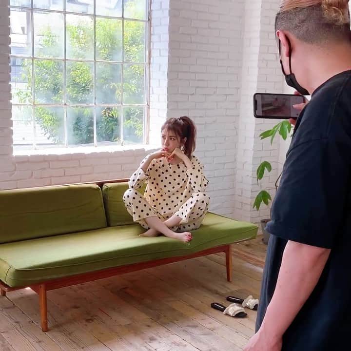 のインスタグラム：「@cookiechocolate_official 撮影中。 美香コラボ🧡 パジャマ出来ましたっ🙈💛 ８月末発売予定。 撮影風景をいつも撮ってくれる @mitsuteru_asahi てるちゃん。 カメラマンさんよりグイっと来て笑っちゃう🙊笑笑 いつもありがとう！！ #美香コラボ #cookiechocolate」