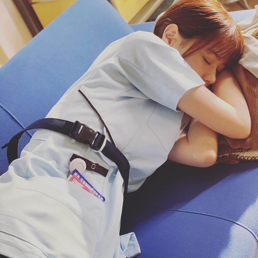 相原くるみ（西野七瀬）のインスタグラム：「先輩に盗撮されてた  #休憩中 #寝てたの見られた #起こしてくれればいいのに  #いや #毛布かけてくれてもいいのに #とある先輩は毛布かけられてた #って  #部内のウワサ #毛布かけられたい #あ #毛布枕にしてたわ #失敗  #相原くるみ #病院薬剤師  #新人薬剤師 #新人薬剤師と繋がりたい」