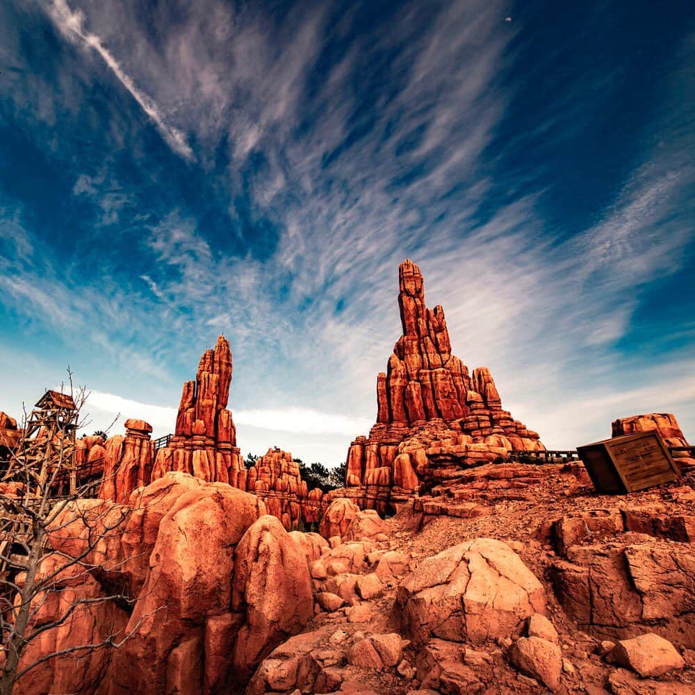 のインスタグラム：「The wild west is about to get wilder! 荒野の中を縦横無尽に大暴走！ #bigthundermountain #westernland #tokyodisneyland #tokyodisneyresort #ビッグサンダーマウンテン #ウエスタンランド #東京ディズニーランド #東京ディズニーリゾート」