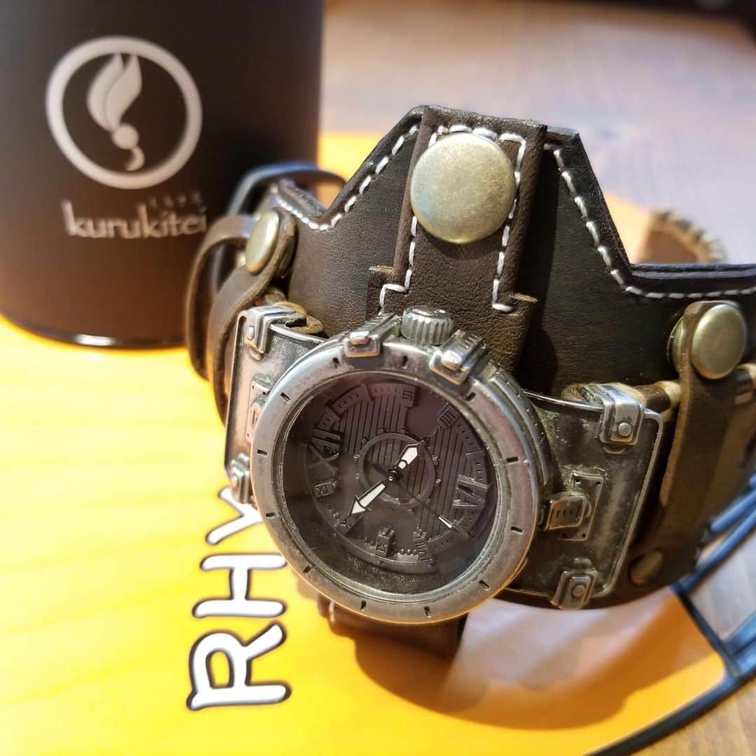 小柳“Cherry”昌法さんのインスタグラム写真 - (小柳“Cherry”昌法Instagram)「直ってきたー！！ （＾ν＾） お気に入りの腕時計！！ ベルトが切れそうになってたから 修理に出してたんだ。(^^) これは 手作り時計ブランド "kurukitei"のオリジナルで お気に入りの一品なのです！w  この時計が無い間 右手が寂しかったんだよね！ww そう。 左利きではないけれど 初めから右腕に時計をするクセがあったからさ・・・(^^) 🙂 #小柳Cherry昌法 #ドラマー #kurukitei #腕時計」8月7日 16時05分 - cherry_drummer