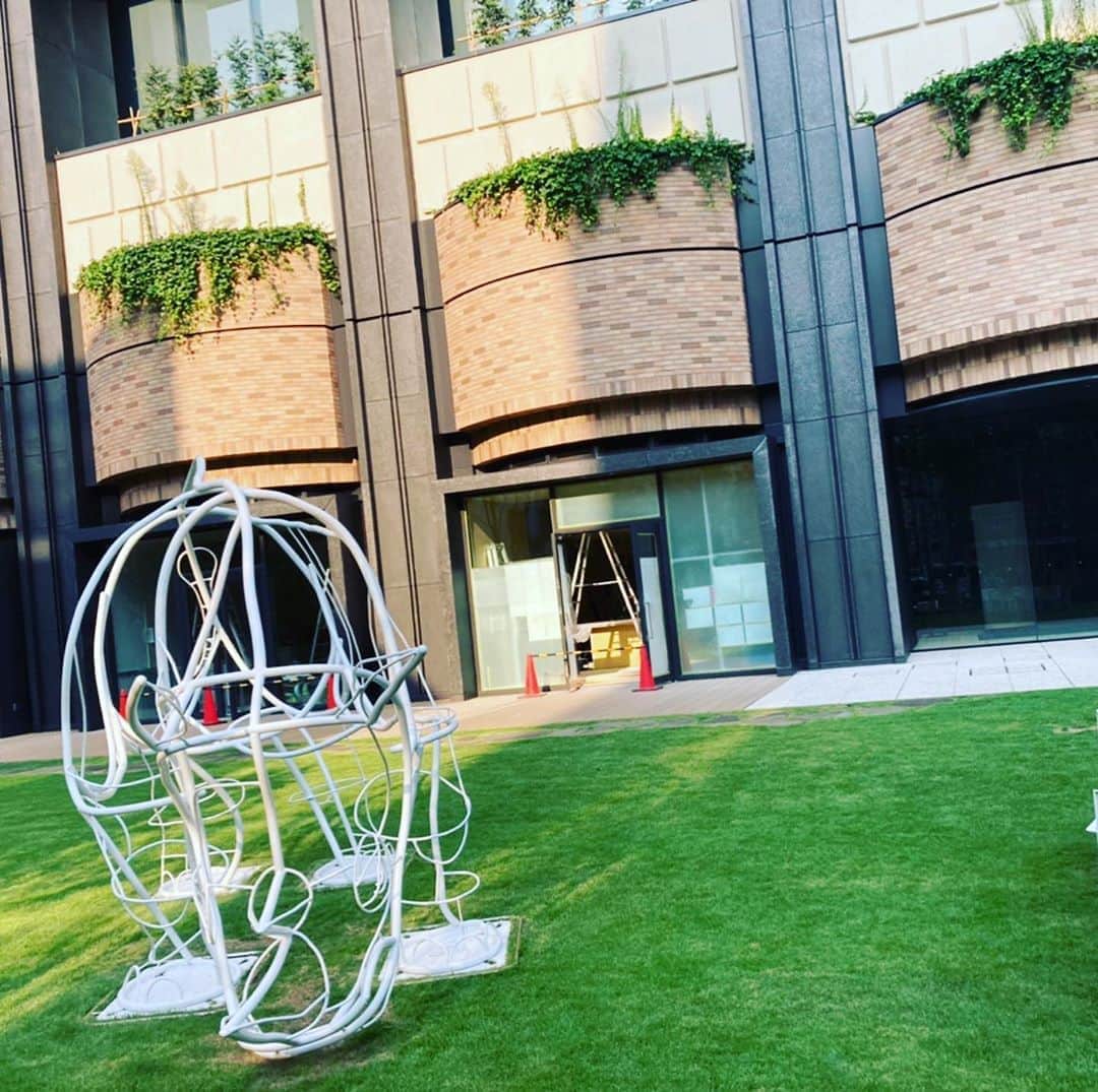 魚金さんのインスタグラム写真 - (魚金Instagram)「お知らせです  神田錦町に神田スクエア がオープンしますショップとレストランのテナントで魚金も出店致します 店内落ち着いたコの字カウンターでコンセプト大人の料理屋さんになる様また近所のご家族が中庭で食事を楽しめる様にお弁当や一品料理にもこだわって行きます！ 急ピッチで作業を進めていますので予約、イベント含め進展あれば直ぐアップします。 安心安全で元気が出て楽しくしっかりとしたお料理を提供できるお店作りしていきますので今後とも魚金を宜しくお願い致します！  仕入部　片之坂 #錦町#新橋#玉子#居酒屋#銀座#京橋#さんま#海鮮丼#刺身#吉祥寺#オイスター#池袋#さんま#鶴屋町#刺身盛り合わせ#パエリア#渋谷#魚好きと繋がりたい #レモンサワー#始めました#神楽坂#横浜グルメ#飲酒タグラム #野菜たっぷり#日本酒好きな人と繋がりたい #どんぶり#うなぎ#ステーキ#金目鯛 #yummy」8月7日 15時58分 - uokin_koho