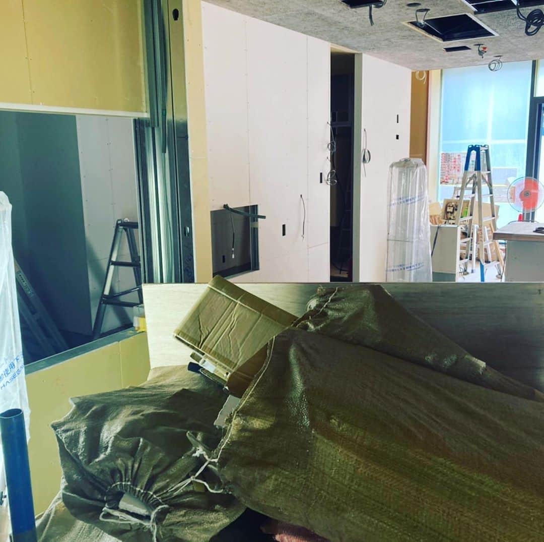 魚金さんのインスタグラム写真 - (魚金Instagram)「お知らせです  神田錦町に神田スクエア がオープンしますショップとレストランのテナントで魚金も出店致します 店内落ち着いたコの字カウンターでコンセプト大人の料理屋さんになる様また近所のご家族が中庭で食事を楽しめる様にお弁当や一品料理にもこだわって行きます！ 急ピッチで作業を進めていますので予約、イベント含め進展あれば直ぐアップします。 安心安全で元気が出て楽しくしっかりとしたお料理を提供できるお店作りしていきますので今後とも魚金を宜しくお願い致します！  仕入部　片之坂 #錦町#新橋#玉子#居酒屋#銀座#京橋#さんま#海鮮丼#刺身#吉祥寺#オイスター#池袋#さんま#鶴屋町#刺身盛り合わせ#パエリア#渋谷#魚好きと繋がりたい #レモンサワー#始めました#神楽坂#横浜グルメ#飲酒タグラム #野菜たっぷり#日本酒好きな人と繋がりたい #どんぶり#うなぎ#ステーキ#金目鯛 #yummy」8月7日 15時58分 - uokin_koho