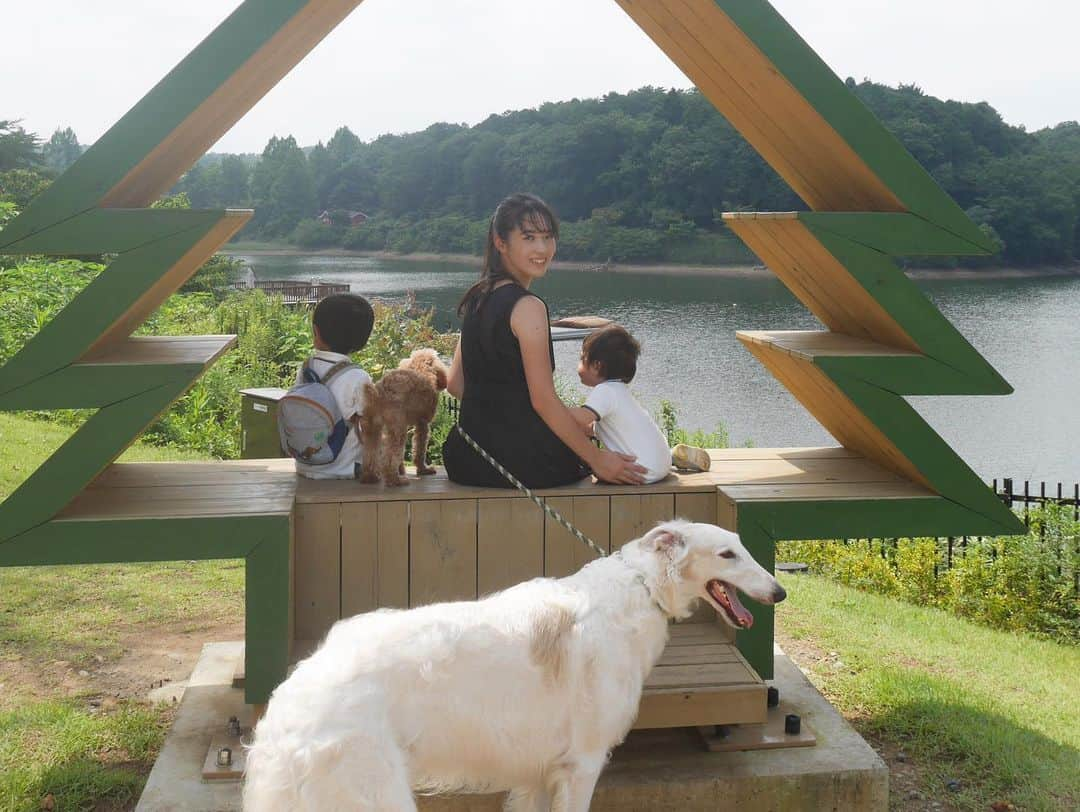 藤沢玲花のインスタグラム：「がーん。 腕の日焼けが目立ちますね…。 子どもと外で遊んでたらすぐ真っ黒に。 日焼け止め塗ってもダメですね。 気をつけないと！  #メッツアビレッジ　#男の子ママ」