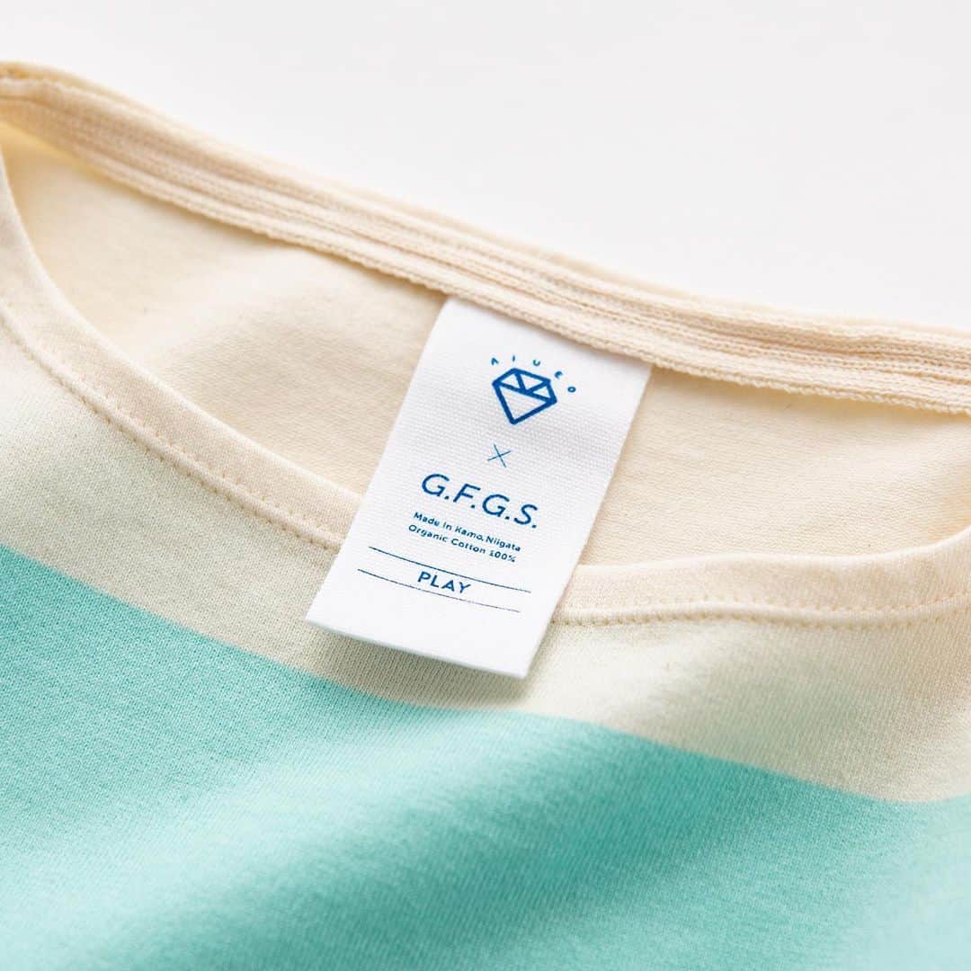 G.F.G.S.さんのインスタグラム写真 - (G.F.G.S.Instagram)「/ G.F.G.S. × AIUEO Tシャツ /  G.F.G.S. × AIUEO コラボレーションTシャツができました！  AIUEOさんは「ハッピーをあなたから」をコンセプトに京都で雑貨づくりをメインに活動されてます。  今回のコラボ商品はAIUEOさんオリジナルカラーで染色したミントブルーを使用して、ハッピーでポップなデザインになっております。  サイズはレディースからメンズ、キッズも揃ってます。ぜひご家族でお楽しみください。  衿もとには G.F.G.S. × AIUEOのダブルネームタグ付き。ロゴマークのデザインは、雑貨であっても、誰かにとってはダイヤモンドくらいの価値になるようなもの...という気持ちが込められて、ダイヤモンドが描かれています。  ぜひオンラインページもご覧ください。 https://hello-aiueo.com/news/socks_and_shirts2020/ . . . #AIUEO #gfgs #コラボ #ミントカラー #イエロー #ハッピー #ハッピーをあなたから #ファミリーコーデ #家族コーデ #おそろコーデ #キッズコーデ #キッズ服 #子供服 #おそろい #ポップ #カラフル #かわいい  #オーガニックコットン #着心地 #肌触り #京都 #ものづくり #雑貨」8月7日 16時02分 - gfgs