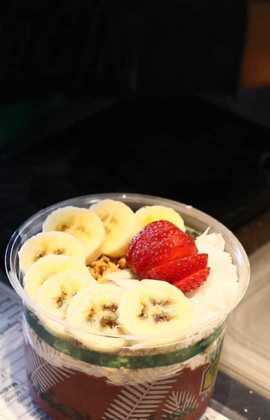 マヤ アリーナのインスタグラム：「「サポート・ローカル・ハワイ」第4エピソードは Lanikai Juice!! 新鮮でフレッシュな材料しか使わないラニカイジュースは1997年にオープン。今回はハワイカイ店にお邪魔しました。行った事あるかな？アサイボールは本当に滑らかで美味しかったよ。エピソード楽しんでね‼️  Episode 4 of Support Local Hawai’i is all about Lanikai Juice! From creamy peanut butter smoothies to decadent açaí bowls, definitely check out one of their 7 stores island wide!   Special thanks to @lanikaijuice 🤙🏼🥤 www.lanikaijuice.com」