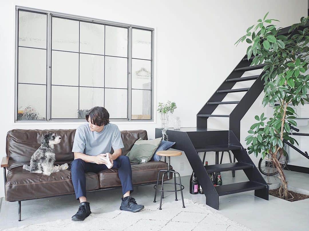 のインスタグラム：「_ simple  interior  暑いしバタバタしてますが、 ちょっとでもこんな時間はつくりたい。  シェフレラも葉っぱワサワサになってきたのでちゃんと剪定します✂︎☘  #アイアン家具#アイアン窓#採光窓#室内窓#観葉植物#土間」