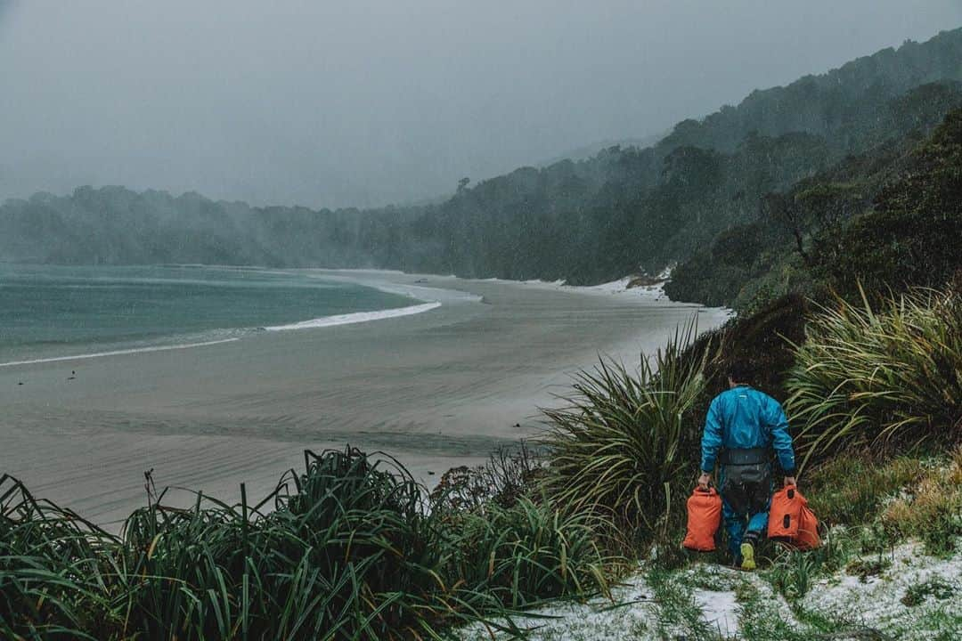 マイケル・ドーソンさんのインスタグラム写真 - (マイケル・ドーソンInstagram)「Snow on the beach ❄️ Who would’ve thought 💭 🤔 🏖   Icy morning packing up and setting off from Bungaree Beach. Day 2 of 12. The crazy weather rolled in intermittently all day from across the Strait and smashed us, before changing to sun ☀️ #nrs #nzmustdo #epiclittletrip #kiwicreations」8月7日 16時09分 - mrmikedawson