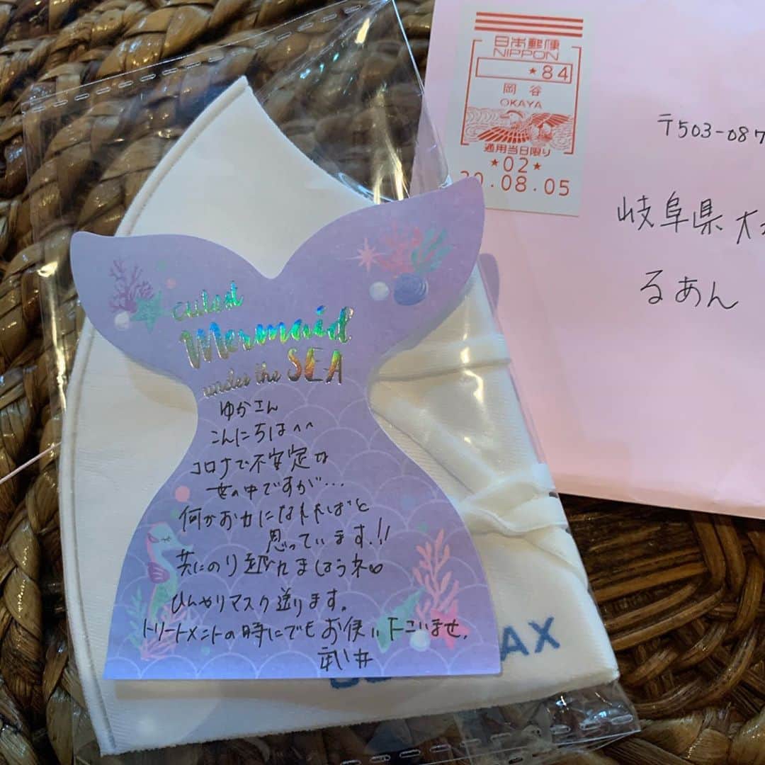 Yuka Mukaibayashiのインスタグラム：「昨日、郵便受けにピンクの封筒が入っていて . 封筒の真ん中あたりが膨らんでるし . 差出人の名前が無かったのもあって . もしかして、種？ . なんて思いながら開けてみたら . メッセージ付きのマスクが入っていました . それもとてもよく知ってる方から^ ^(ホッとしましたよ) . ゆかこさん、お心遣いをありがとうございます💕 . 大切に使わせていただきます^ ^ . . ⌘⌘⌘⌘⌘⌘⌘⌘⌘⌘⌘⌘⌘⌘⌘ . 岐阜県大垣市  市役所近く 🟢エステ るあん🟢 ↓↓↓プロフィールへ @ruang2013510 . ⌘⌘⌘⌘⌘⌘⌘⌘⌘⌘⌘⌘⌘⌘⌘ . プロフィールの下段にあります❣️ タップしてね😊 🔗↓↓↓ linktr.ee/ruang2013510 . ⌘⌘⌘⌘⌘⌘⌘⌘⌘⌘⌘⌘⌘⌘⌘ フェイシャル ボディ パワーレメディ 骨盤メソッド【B-FRAP】 MIREY O2クラフト ALTHAUS   #エステるあん #大垣エステ #大垣エステサロン #大垣エステティックサロン #プライベートサロン #アンチエイジング #Ｏ2クラフト #MIREY #高濃度酸素オイル #小顔  #パワーレメディ #肩こりひどい #首こりつらい #背中が重い #骨盤矯正 #骨盤メソッド #猫背 #ALTHAUS」