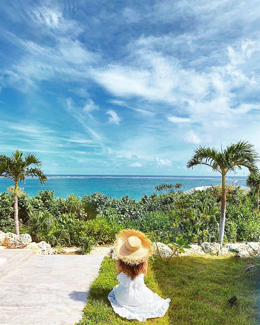 春咲ひなたのインスタグラム：「夏きたねー💙 あっつい。あっつい。 . . #真夏日#眩しい#空#海#沖縄#宮古島 #後ろ姿#透明感女子 #東京#新宿#歌舞伎町#キャバ嬢#もはや#元キャバ嬢#マツエク#春咲ひなた#YouTube#youtuber . YouTubeに関する問い合わせ先♡  株式会社YEEELL 〒150-0002  東京都渋谷区渋谷3-27-11 祐真ビル新館5F  info@yeeell.jp」