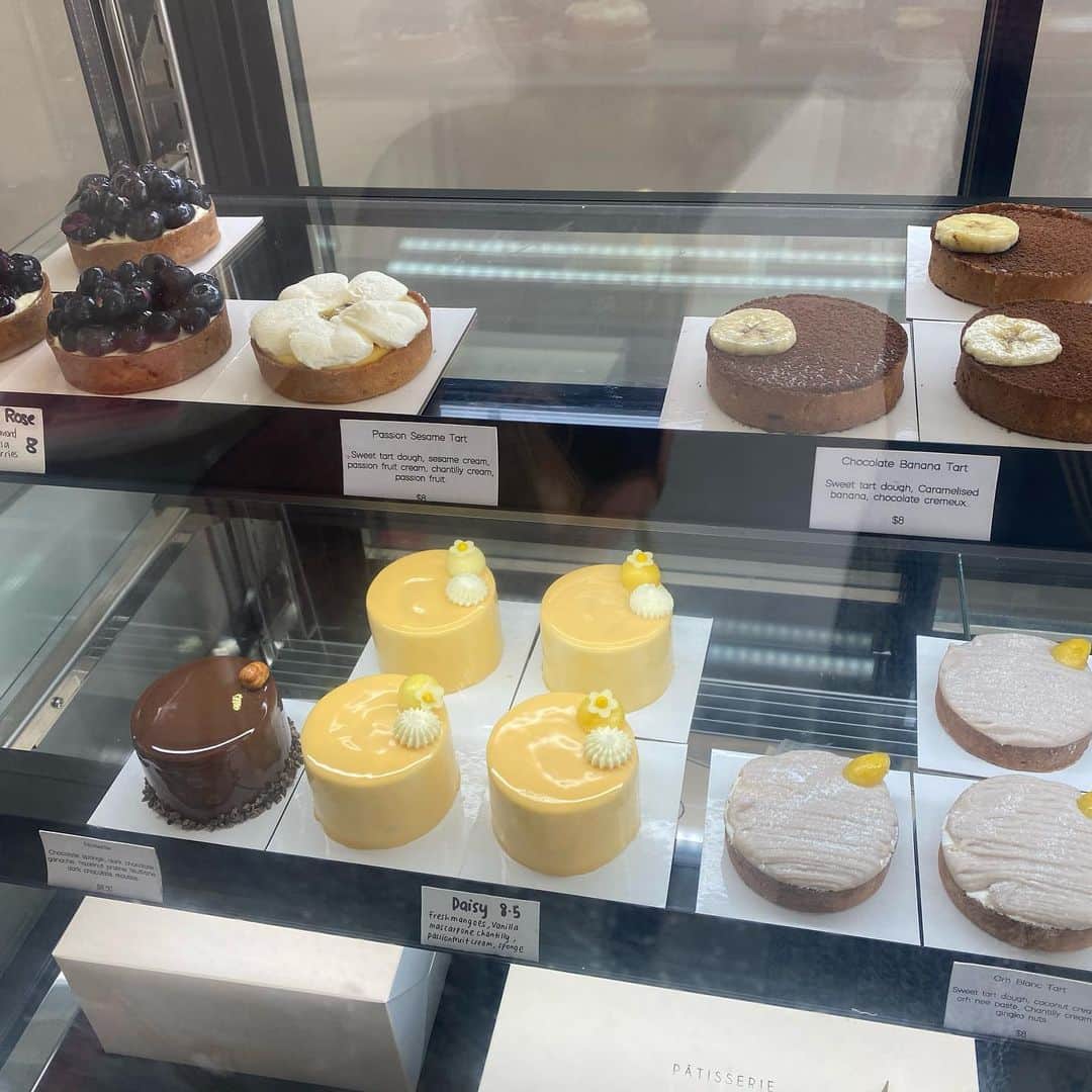 大西蘭さんのインスタグラム写真 - (大西蘭Instagram)「・ 初めて買ってみたケーキがすごく美味しかった❣️ ・ シンガポールで食べたケーキの中で1番美味しいと思った😋 ・ パヤレバ駅の近くだけど、ちょっと分かりにくい場所にひっそりとありました🏠 ・ また買いに行こう♬ ・ お友達の誕生日をお祝いできて、美味しいケーキを食べてハッピーな気分になりました💕 ・ ・ @patisserie.cle  #シンガポール生活 #シンガポールケーキ屋  #patisseriecle」8月7日 16時12分 - onishiran