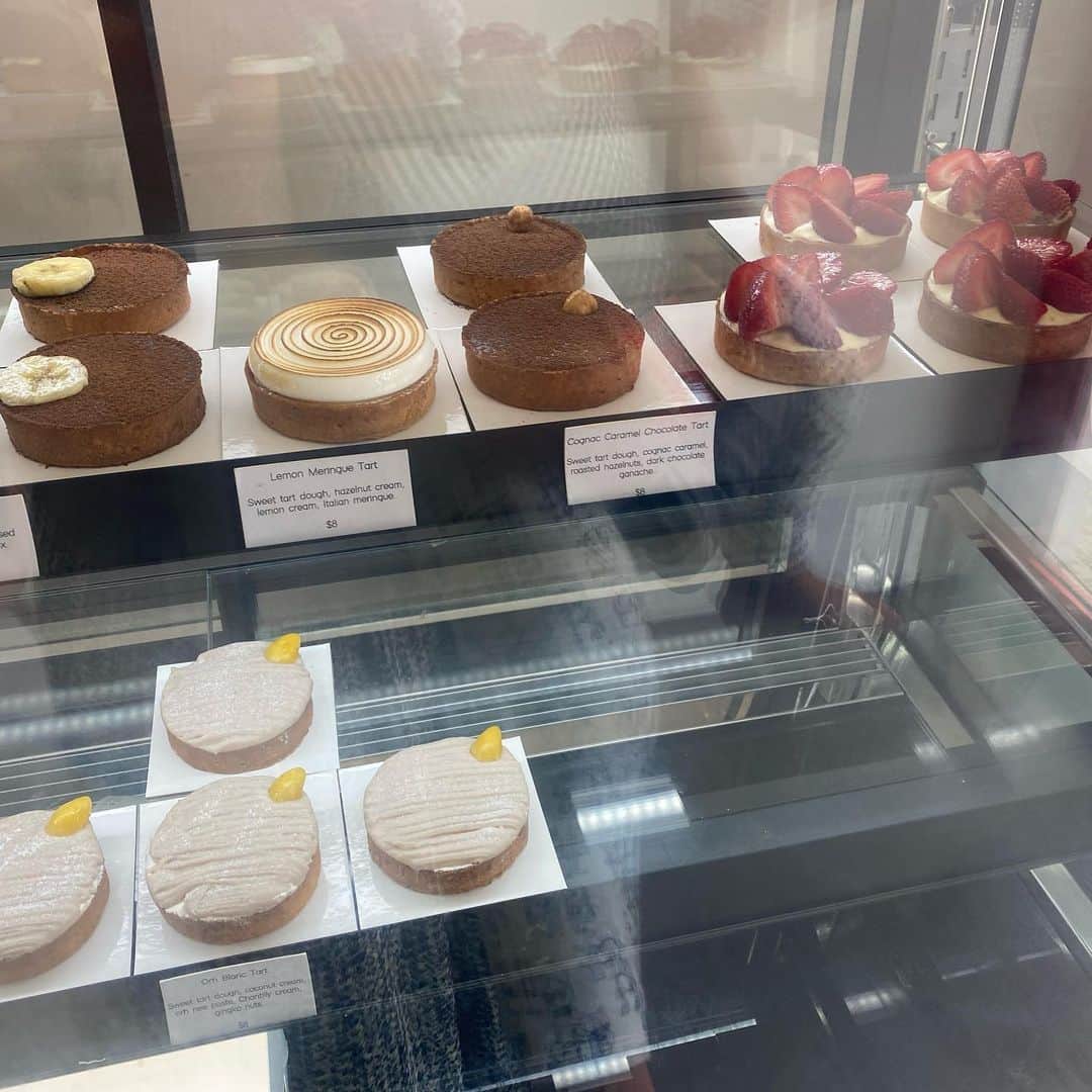 大西蘭さんのインスタグラム写真 - (大西蘭Instagram)「・ 初めて買ってみたケーキがすごく美味しかった❣️ ・ シンガポールで食べたケーキの中で1番美味しいと思った😋 ・ パヤレバ駅の近くだけど、ちょっと分かりにくい場所にひっそりとありました🏠 ・ また買いに行こう♬ ・ お友達の誕生日をお祝いできて、美味しいケーキを食べてハッピーな気分になりました💕 ・ ・ @patisserie.cle  #シンガポール生活 #シンガポールケーキ屋  #patisseriecle」8月7日 16時12分 - onishiran