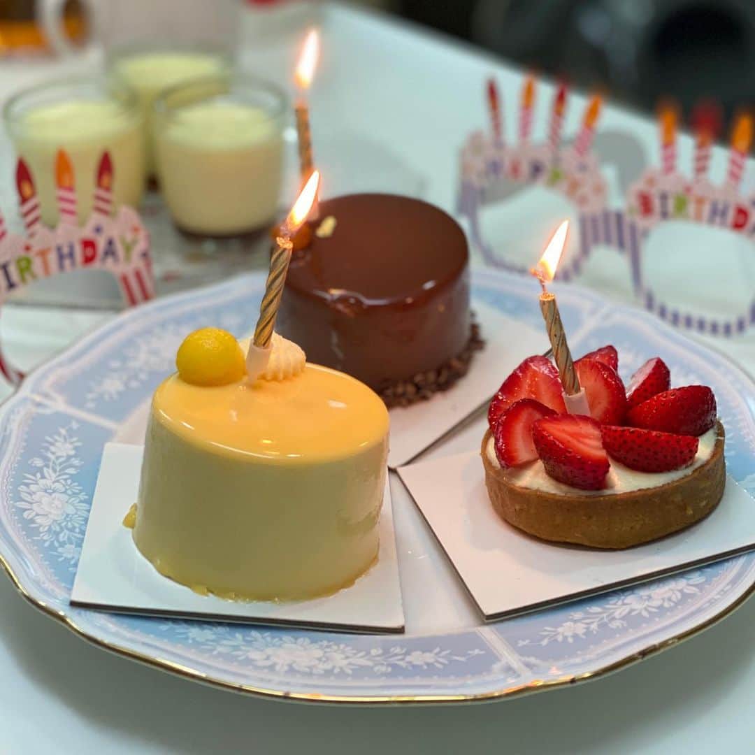 のインスタグラム：「・ 初めて買ってみたケーキがすごく美味しかった❣️ ・ シンガポールで食べたケーキの中で1番美味しいと思った😋 ・ パヤレバ駅の近くだけど、ちょっと分かりにくい場所にひっそりとありました🏠 ・ また買いに行こう♬ ・ お友達の誕生日をお祝いできて、美味しいケーキを食べてハッピーな気分になりました💕 ・ ・ @patisserie.cle  #シンガポール生活 #シンガポールケーキ屋  #patisseriecle」