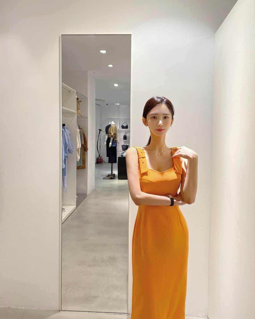 キム・ミニさんのインスタグラム写真 - (キム・ミニInstagram)「Mr.dress mandarin orange 🍊 원하던 색감이 딱 나와줘서 너무 행복합니둥..🧡 8월 11일 화요일 밤 9시 미스터드레스 ( 이틀 앞당겨졌어요! ) 신규컬러 오픈예정 Coming soon  ☀️  #제작원피스 #미스터드레스」8月7日 16時15分 - mimiwor