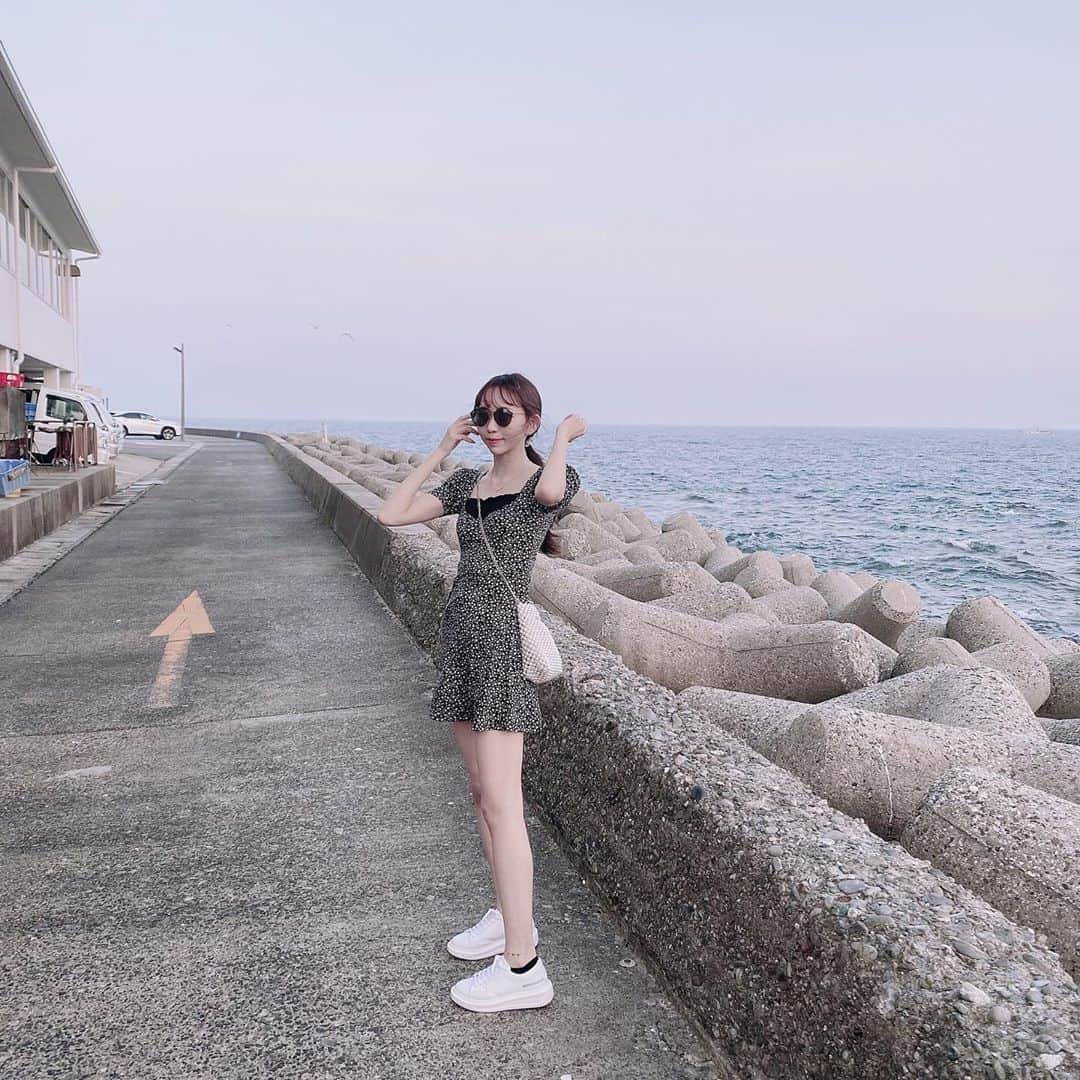 野島樺乃のインスタグラム：「夏 . . . #私服 #海 #コーデ #fashion #スニーカー #南知多 #セルカ #🌊 #夏 @p31_japan Qoo10、楽天でshopping👟」