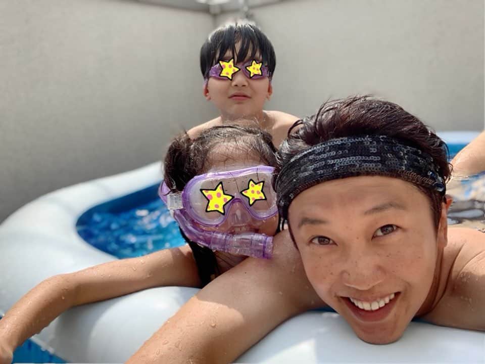 金子貴俊のインスタグラム：「お家プールで子供達大はしゃぎ！ 猛暑でしんどかったけど、水に浸かるのが最高に気持ち良くて、暑さから解放😆夕方にプールでビール飲めたらいいなぁー🍻なんて目論む父😙」