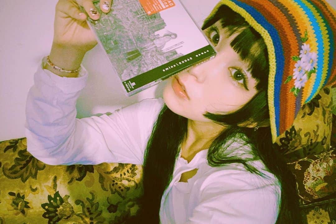 DAOKOのインスタグラム：「My new album is out now 🌺」