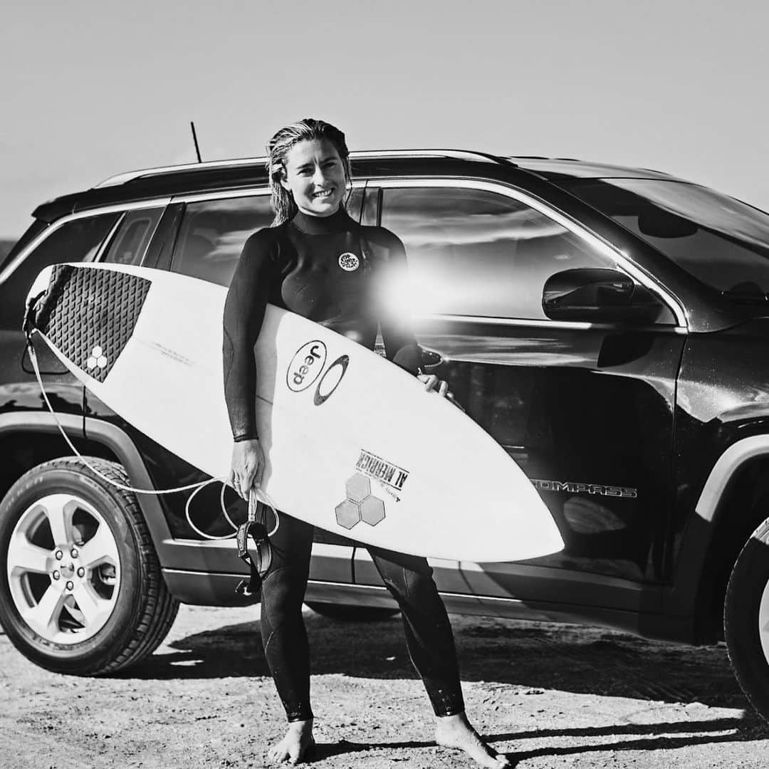 ニッキ・バン ダイクのインスタグラム：「Good luck to everyone competing this weekend! Go get that Yellow Leader Jersey! @jeep  #seeingyellow #jeepwsl #jeep #wsl #ad」