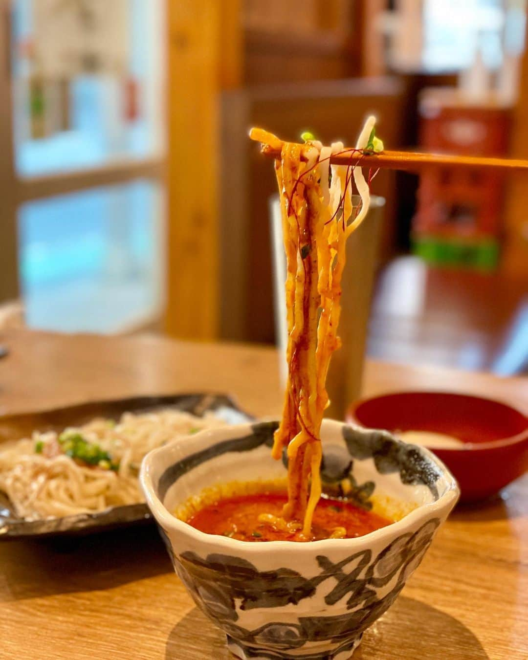 黒田麻理耶さんのインスタグラム写真 - (黒田麻理耶Instagram)「. 餃子とビールは文化です🥺🥟🍺💓 . 「肉汁餃子のダンダダン 渋谷道玄坂上店」で さとちゃん(@tomi_samy)とサク飲み👩‍❤️‍👩 オーダーしたものはコチラ✨ . ■肉汁焼餃子※2人前 →ネーミング通り、肉汁がスゴイ❗️🤤🥟 厚めの皮でお肉もたっぷり、食べ応えあり👏 ■たらもサラダ →たらこ×じゃがいものサラダ🥔 揚げた餃子の皮が付いてきます✨ ■パクチーサラダ →パクチー好きにはたまらない🥺🌿 量もたっぷり、ゴマ風味のドレッシング🤎 ■辛シビ坦々つけ麺※獄激辛choice →期間限定商品🔥これは食べなきゃ👈 と思って獄激辛を選んだらマジで辛かった😂 山椒強めで痺れ好きにオススメ😍⚡️ . どれも美味しくて、コスパ良くて さとちゃんと楽しい時間を過ごせました〜👩‍❤️‍👩 . #肉汁餃子のダンダダン  #ダンダダン  #渋谷 #肉汁餃子  #餃子  #gyoza  #pr  #文化飲み #餃子とビールは文化です  #餃子とビール #餃子部  #餃子好きな人と繋がりたい  #🥟」8月7日 16時28分 - mariya_kuroda