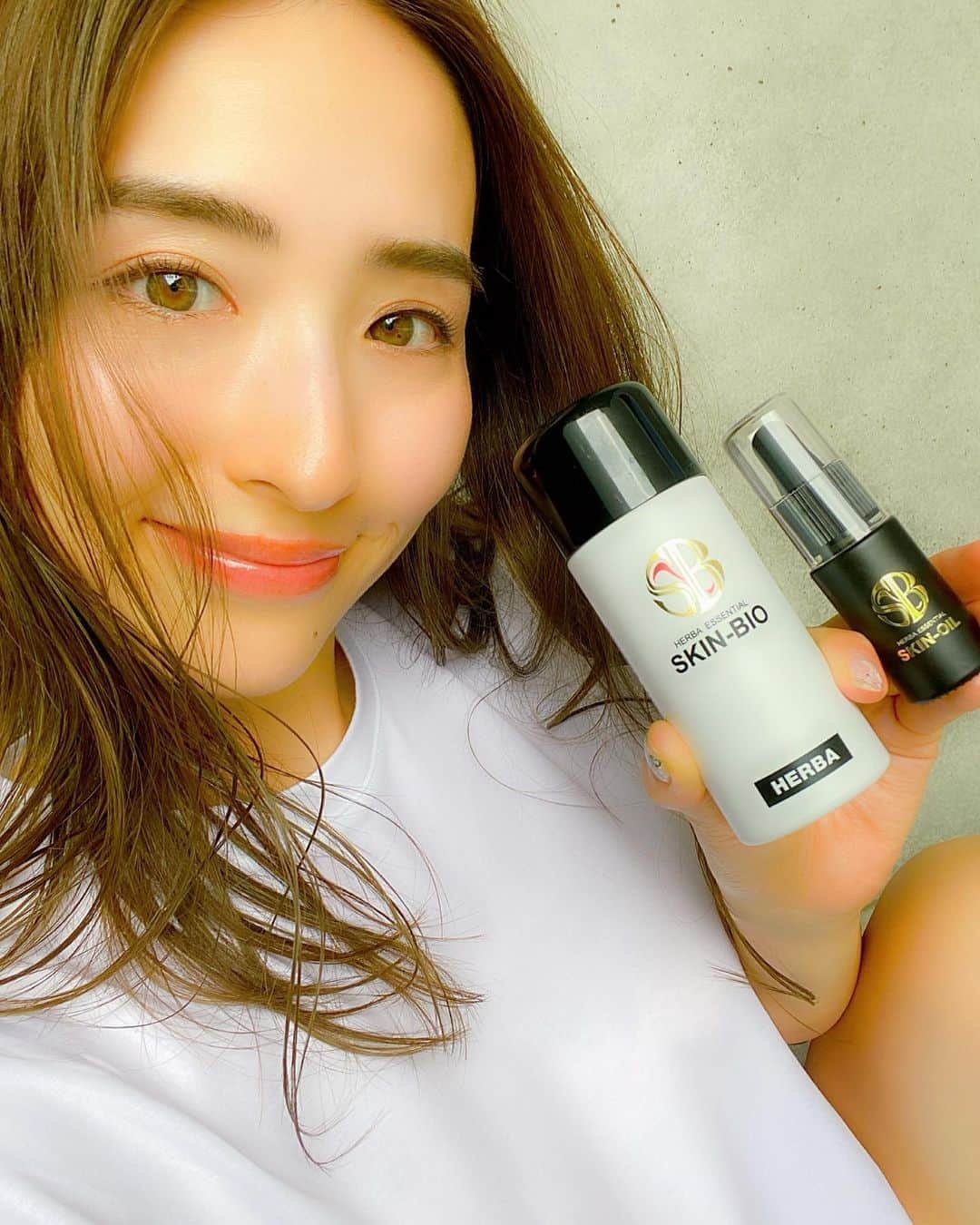 齊藤家澄さんのインスタグラム写真 - (齊藤家澄Instagram)「トータルケアできる マルチ美容液😙✨スキン・ビオ＆OIL 紹介しまぅす😙🧡  今毎日ガンガン使ってるんやけど、 ローションでとーっても使いやすくて、 エアコンの中で乾燥したなぁー！って時にいつでもお顔につけられて いつでも艶々もちもちつるつるお肌でいられてます🥳🙌💕  髪にも手にも☺️💓どこにでも大丈夫だよぉ❤  OILは ほんっとずっと香りたい大好きなミックスアロマのいい香りなんだなり!!!🥰💕 柑橘系でめちゃリラックスするよ～(:3 Φ )))🧡🧡🧡 フェイス全身、ヘアケア頭皮マッサージ、 バスオイル、鼻ずまりに使ってるよぉー！ スポイトでつけやすいなり💆‍♀️💆🏻‍♀️💆🏼‍♀️💆🏽‍♀️💆🏿‍♀最高️😙💓💓💓  詳しくは写メと https://www.herba-tpo.jp/psb_001.html  ☝️☝🏻☝🏼☝🏽☝🏾☝🏿見てもらえたらわかりやすいなり(°∀°ﾐэ)Э°･🐠💓💓💓  #スキンビオ #マルチ美容液 #ヘルバ #HERBA #簡単スキンケア #自然派ケア #健康な肌 #エイジングケア #美肌ケア #肌トラブル #サイタイエキス #プラセンタエキス #羊膜エキス #pr」8月7日 16時33分 - kanchi_w