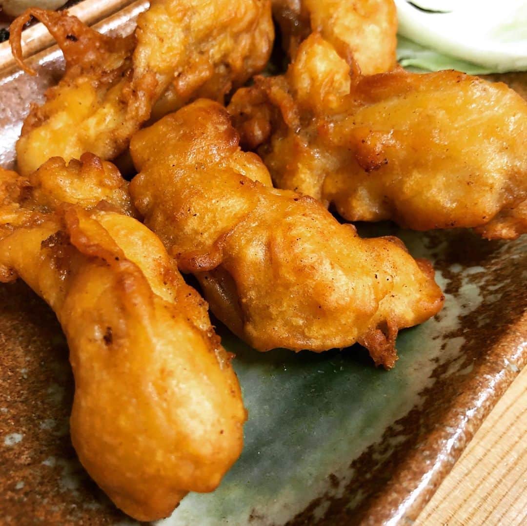 中村譲のインスタグラム：「田舎の軟骨の唐揚げは巨人サイズ❣️ #焼き鳥  #軟骨の唐揚げ  #オニオンリング  #鶏皮  #焼豚  #ローカル  #居酒屋  #別府  #yakitori #chiken #japanesefood」