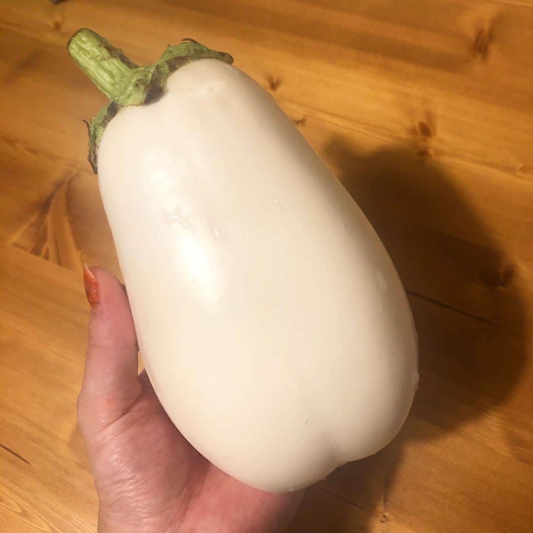 樹麗のインスタグラム：「最近白い食材がわたしを呼んでいるので ご紹介。  ①静岡県産　#白いナス 赤ちゃんのお尻のよう♡  🍳ナスの中身をくり抜き、 ひき肉.タマネギ.カボチャ.タマネギで チーズとパン粉を乗せレンチン🐒 この子を器にしてグラタン風に。 焼いたら茶色くなって悲しかった。  ②茨城県さん　#白いゴーヤ 切ったら瑞々しく美しい♡  🍳塩でもんでからもちろんゴーヤチャンプルーに🐒久しぶりにスパムも使えたし今回は色味でケールも入れてみたら夏らしいさっぱりな味になった。 🍳もう一品はツナときゅうりでマヨ塩胡椒の味付け。苦味が少ないからずっといける。これはずっといけるわ🐒  ③どこ産だろ？ #白い舞茸 きのこの中で1位2位争うぐらい好きな舞茸ちゃん♡  🍳贅沢に味噌汁でじゃがいもと。 シャキシャキ感がたまらなかったので つぎは絶対炒め物にしようと決意。  てな感じで全部料理後の写真がなくて ごめんなさい🐒  #料理できたら食べちゃうんだよね #すぐ」