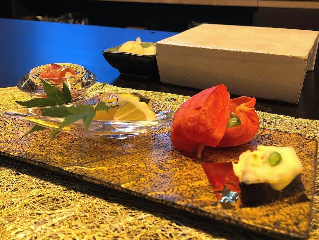 CHIHAさんのインスタグラム写真 - (CHIHAInstagram)「先日　@sushibar4  へ行ってきました❤️﻿ ﻿ おしゃれで素敵な空間でいただく美味しいお寿司🍣﻿ どれもすごく美味しかったけど、中でもウニのモンブランは他では食べたことない感動があった😭‼︎✨﻿ ﻿ 雰囲気も素敵でデートにも女子会にもいいかも❤️また来たいお店🥰﻿ ﻿ ﻿ #sushibar4﻿ #六本木 #個室 #鮨 #東京グルメ #鮨女子﻿」8月7日 17時07分 - chiha6170