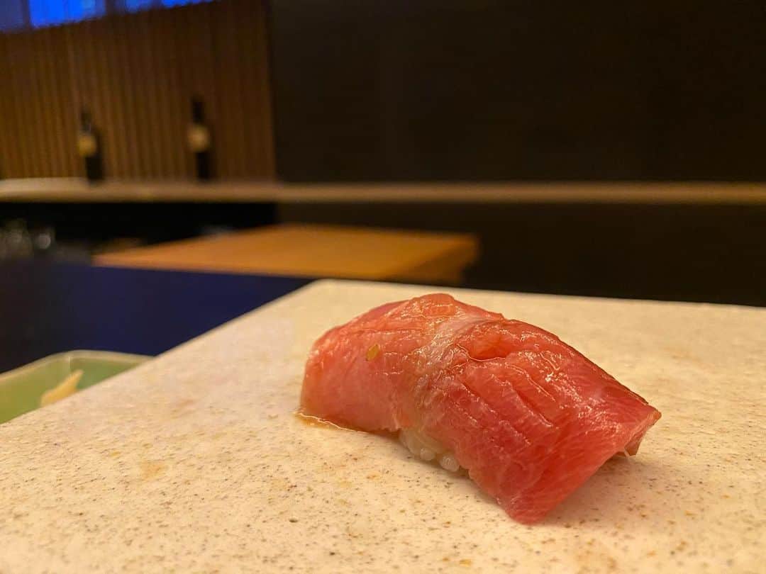CHIHAさんのインスタグラム写真 - (CHIHAInstagram)「先日　@sushibar4  へ行ってきました❤️﻿ ﻿ おしゃれで素敵な空間でいただく美味しいお寿司🍣﻿ どれもすごく美味しかったけど、中でもウニのモンブランは他では食べたことない感動があった😭‼︎✨﻿ ﻿ 雰囲気も素敵でデートにも女子会にもいいかも❤️また来たいお店🥰﻿ ﻿ ﻿ #sushibar4﻿ #六本木 #個室 #鮨 #東京グルメ #鮨女子﻿」8月7日 17時07分 - chiha6170