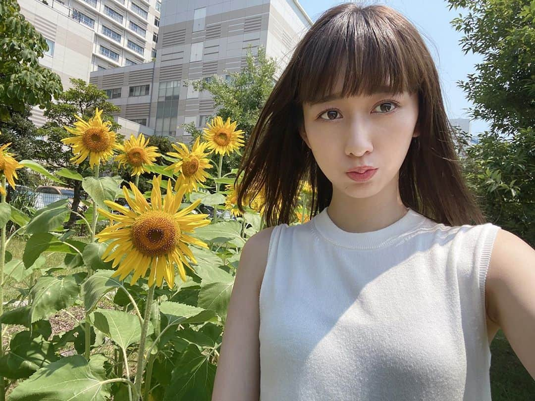 大須賀あみさんのインスタグラム写真 - (大須賀あみInstagram)「この前撮影したときに﻿ 近くに大きなひまわりが🌻✨﻿ ﻿ 季節のお花ってテンション﻿ 上がるよねー！﻿ ﻿ 梅雨明けしてから暑さが﻿ はんぱないので、外に出なきゃならない人は﻿ お気をつけてねーm(._.)m﻿ ﻿ #ひまわりイエロー #夏感 #セルフィー女子 #ワイドバング #パリジェンヌ」8月7日 17時00分 - osugaami_official