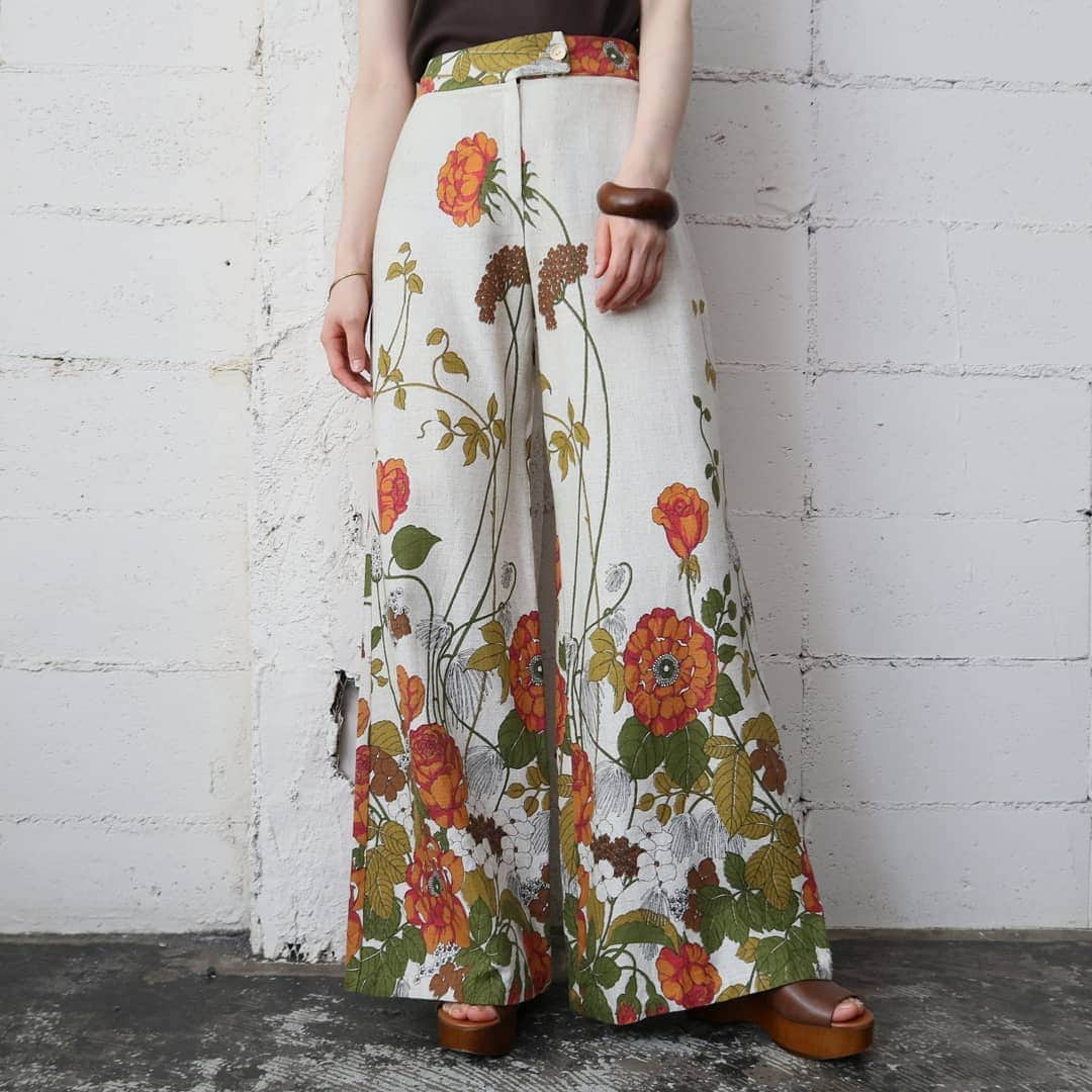 吉祥寺 古着屋 Orfeoのインスタグラム：「. Flower Pattern Flared Pants . . ONLINE SHOPでは引き続き8周年記念SALE開催中 8/9まで全品30%OFF! 本日新商品も追加しております！ お得なこの機会にぜひご利用くださいませ . . 店頭のセール商品も30%~50%OFFに再マークダウンしております(一部20%OFFの商品もございます) 暑い日が続きますがぜひ涼みにお立ち寄りください  #orfeo #kichijoji #tokyo #vintage #used #fashion #coordinate #outfit  お問い合わせはインスタグラムのプロフィール掲載のメールアドレスにお願いいたします。コメント、DMでのお問い合わせは受け付けておりませんのでご了承ください。 またONLINE SHOPの商品も店頭にてご購入頂けます。気になる商品がございましたらスタッフにお声掛けください。 新型コロナウィルス感染拡大防止策を徹底した上で営業をしております。マスクの着用、入店時にアルコールでの消毒をお願いいたします。」