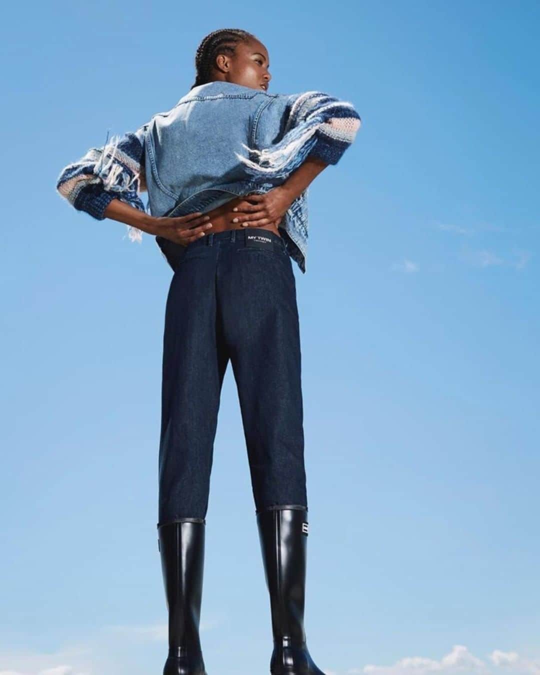 ツインセットさんのインスタグラム写真 - (ツインセットInstagram)「Looking comfy yet stylish as a real #twinsetlover only can do? Choose our brand new loose fit jeans, for a confident day-to-night look ✨ Get inspired, link in bio for the new #twinsetmilano collection #FW20」8月7日 17時00分 - twinsetofficial