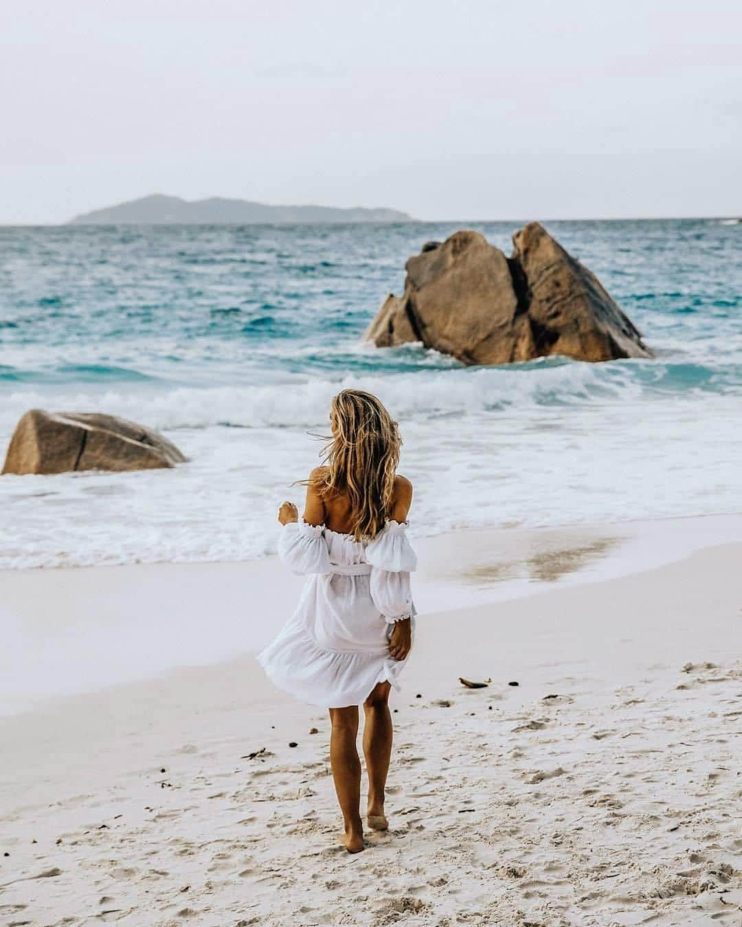 PAUL HEWITTさんのインスタグラム写真 - (PAUL HEWITTInstagram)「Barefoot beach walks & ocean washed hair. 🌊🌴⚓️ (photo @thewonderingdreamer) #getAnchored #paulhewitt」8月7日 17時01分 - paul_hewitt