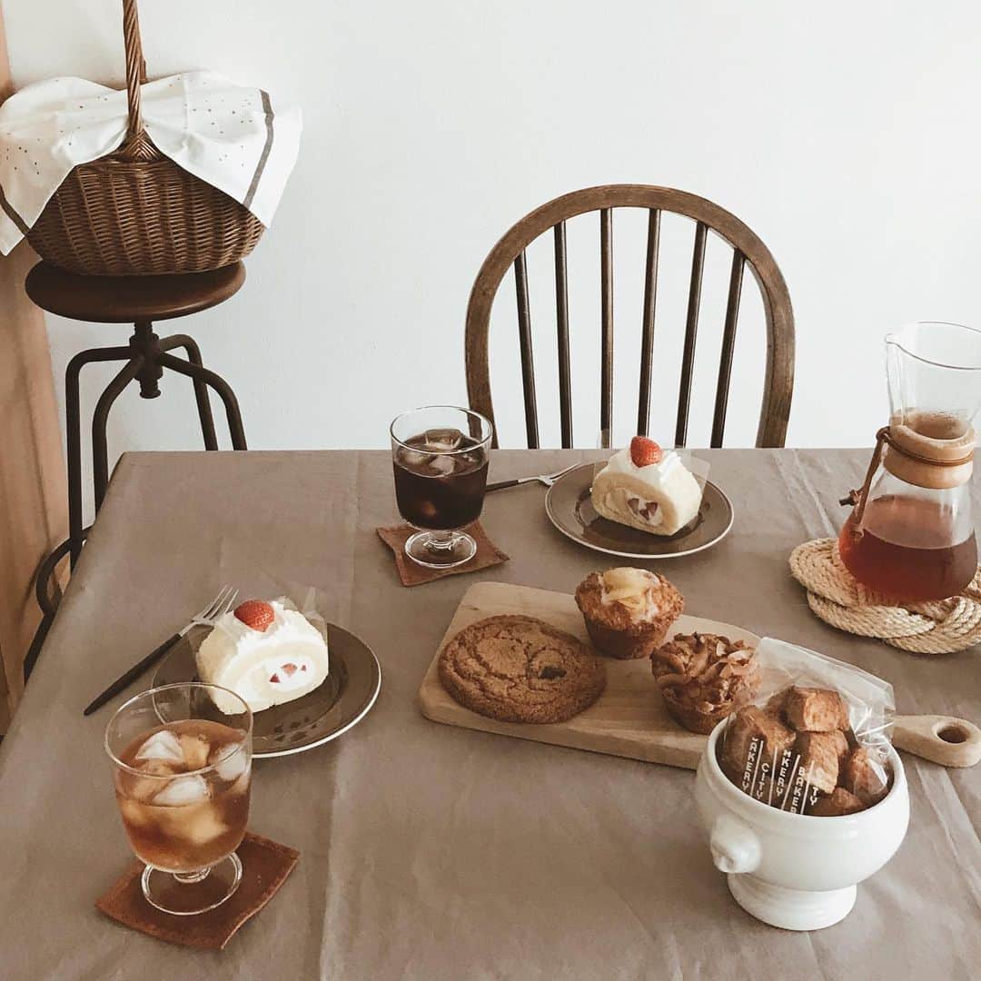 yuiのインスタグラム：「sweets time 🍰☕️ 友達がお家にきてくれて、おいしいおやつと楽しいおしゃべりと♡ いま人と会うことに飢えてるので笑、とっても楽しいひと時でした。来てくれてありがとう😘」
