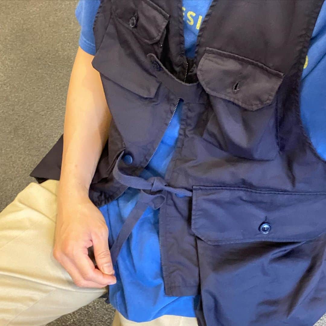 イナチ のインスタグラム：「지갑 대신  vest 주머니  많음 졸편함 ㅋㅋ 지갑 불편해 하는 사람들한테 똭  왼쪽엔 에어팟 오른쪽엔 카드  VEST:#ENGINEEREDGARMENTS」