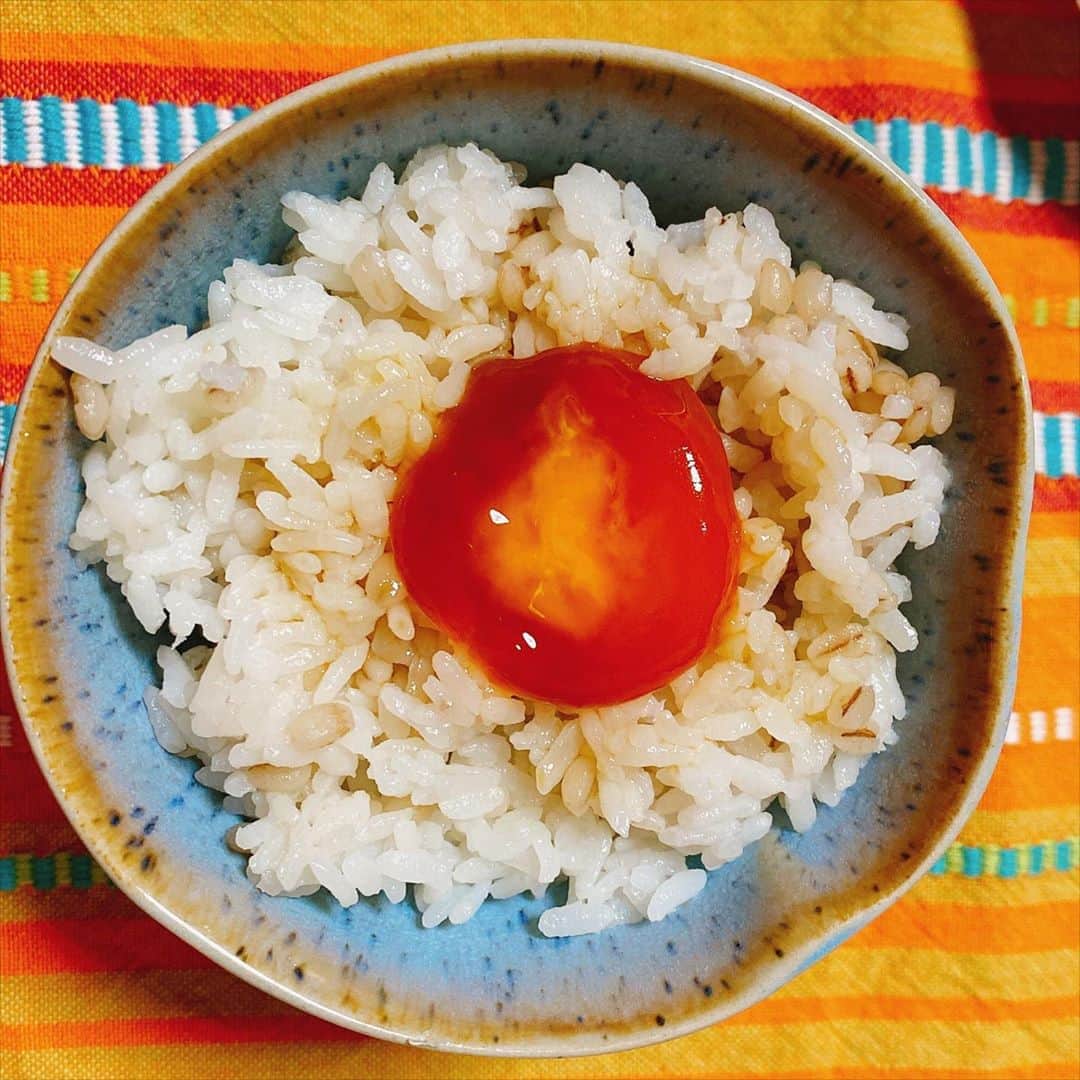 古里友美のインスタグラム：「やってみたかったやつ。 卵黄の琥珀漬け。 酒、みりん、醤油に卵黄をつけて3日寝かす。カンタン！  嗚呼、至福のひととき。  豆腐の味噌漬けというのも気になっているので、近々試してみましょう。  #おいしいごはん #幸せ #卵黄 #卵黄の琥珀漬け #3日 #たのしみ」