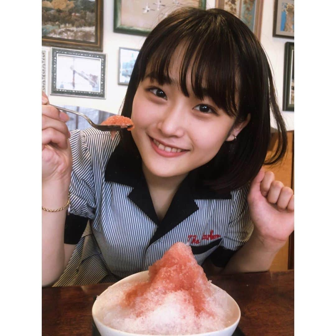 水嶋いとのインスタグラム：「・﻿ 今年初のかき氷〜﻿ やっぱ夏はかき氷食べなきゃだな！﻿ 美味しかった🍧﻿ ﻿ すごく左手のグーが気になる笑﻿ ・﻿ ・﻿ ・﻿ #かき氷 #かき氷巡り #長瀞 #長瀞かき氷 #阿佐美冷蔵」